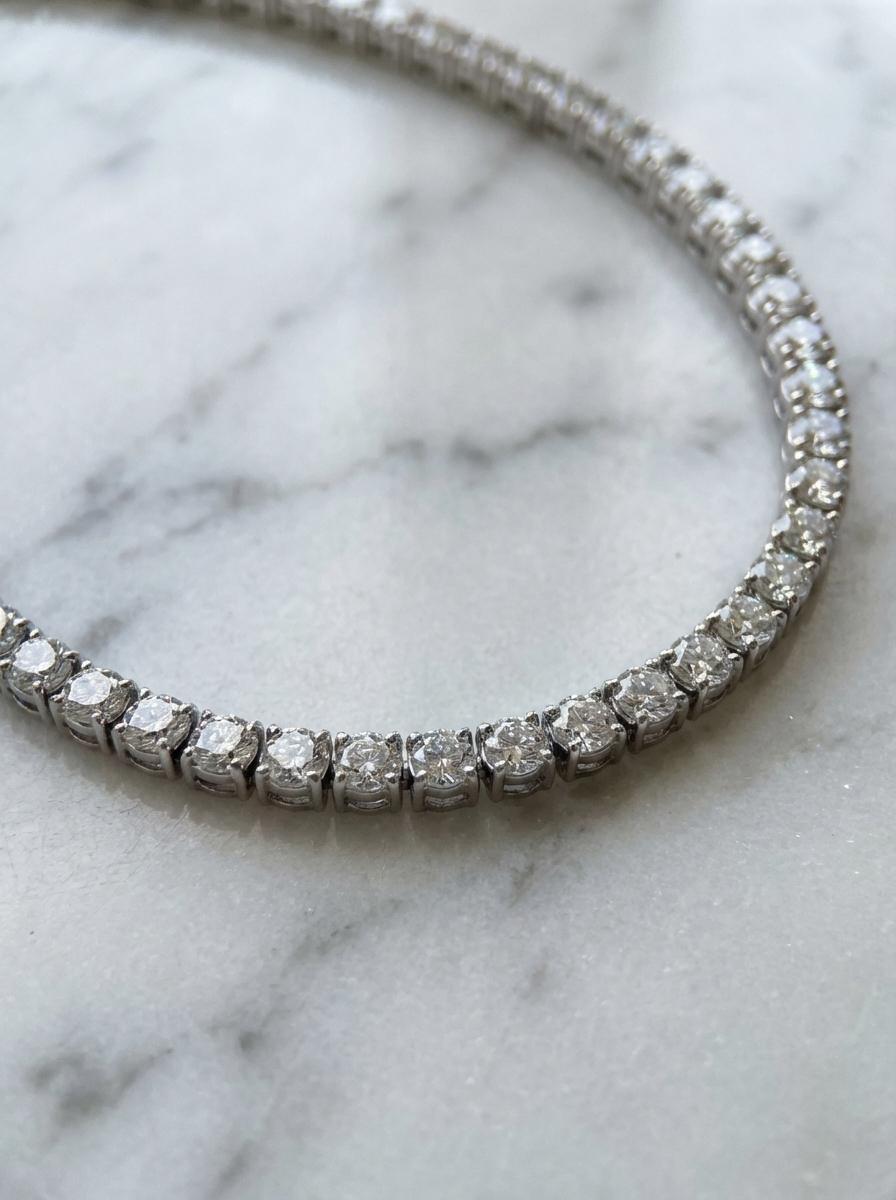 Taille ronde Collier de tennis en or blanc 18 carats et diamants de 10 carats en vente