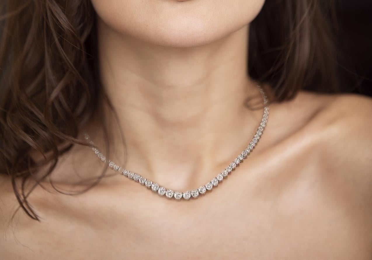 The necklace weighs 10 carat, with 3 prongs setting.
The stones are round cut, for 10 carat total weight, grades H-I in color and VS1-SI1 in clarity.