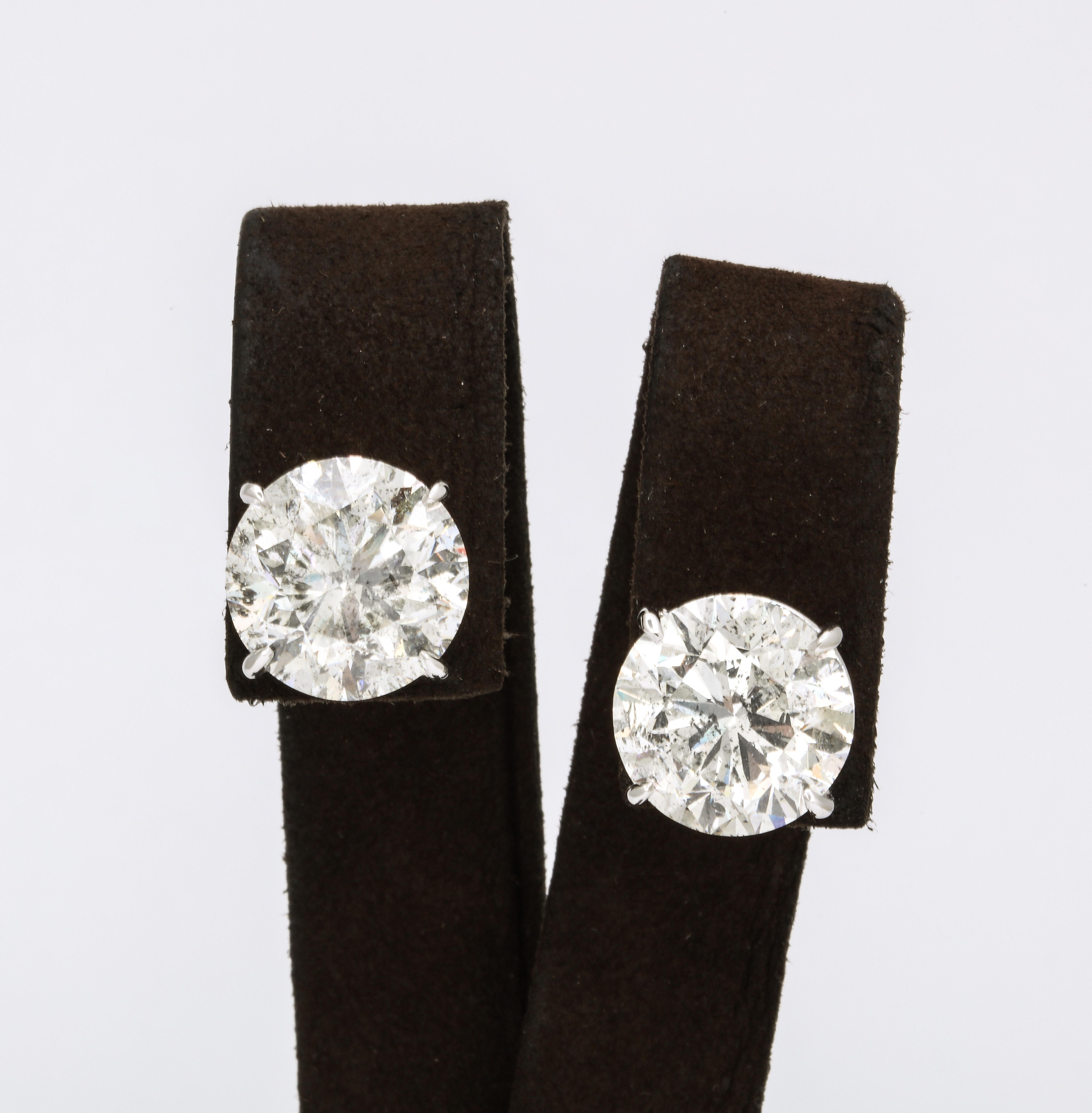 
Ein unglaubliches Paar Diamant-Ohrstecker!

Diese von der EGL USA zertifizierten Diamantohrstecker sind in Größe und Qualität sehr begehrt - sie sind voller Brillanz und Funkeln. 

Idealer Schliff, Farbe G, Reinheit I1, 10,06 Karat und 10,12 Karat