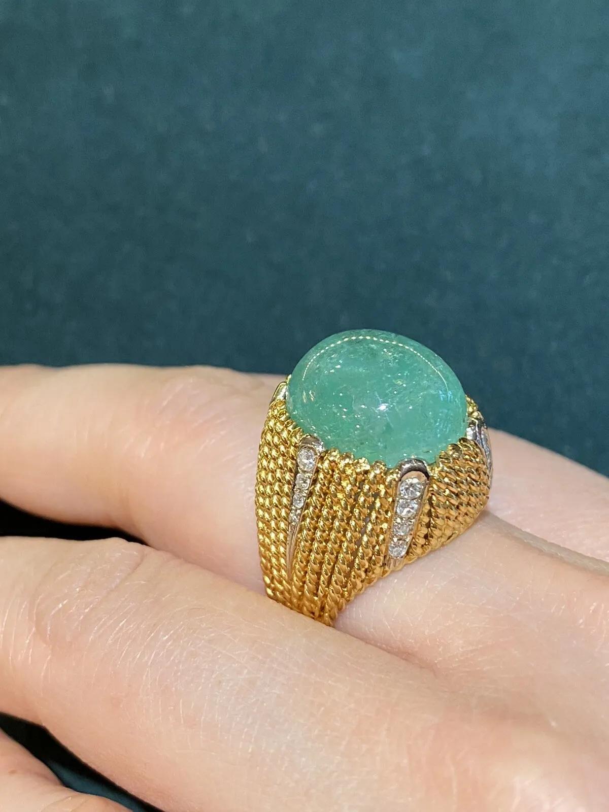 Bague cocktail 10 carats à cabochon d'émeraude et diamant à haut dôme en vente 3