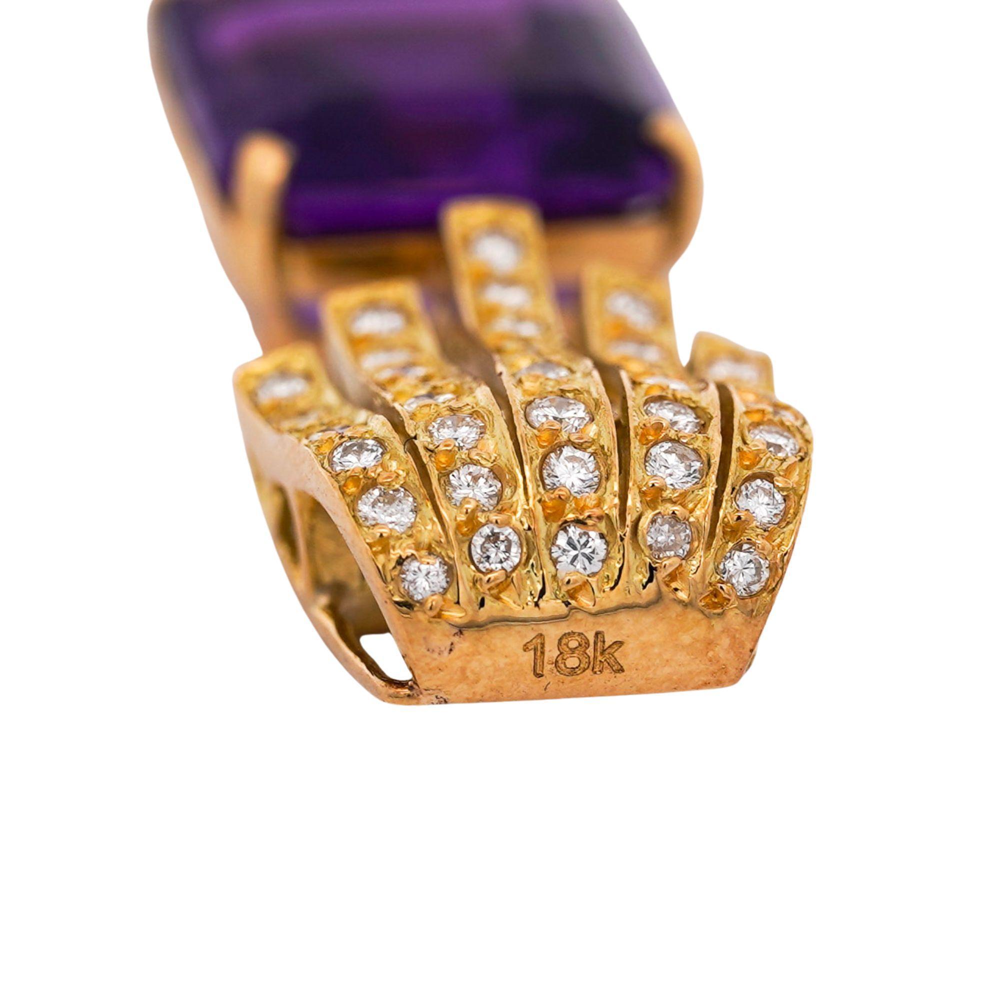 Este impresionante colgante de amatista natural de 10 quilates, talla esmeralda, incorpora 38 diamantes redondos en una lujosa construcción de oro amarillo de 18 quilates. El colgante mide 36 mm x 14,5 mm con un espectacular detalle arquitectónico