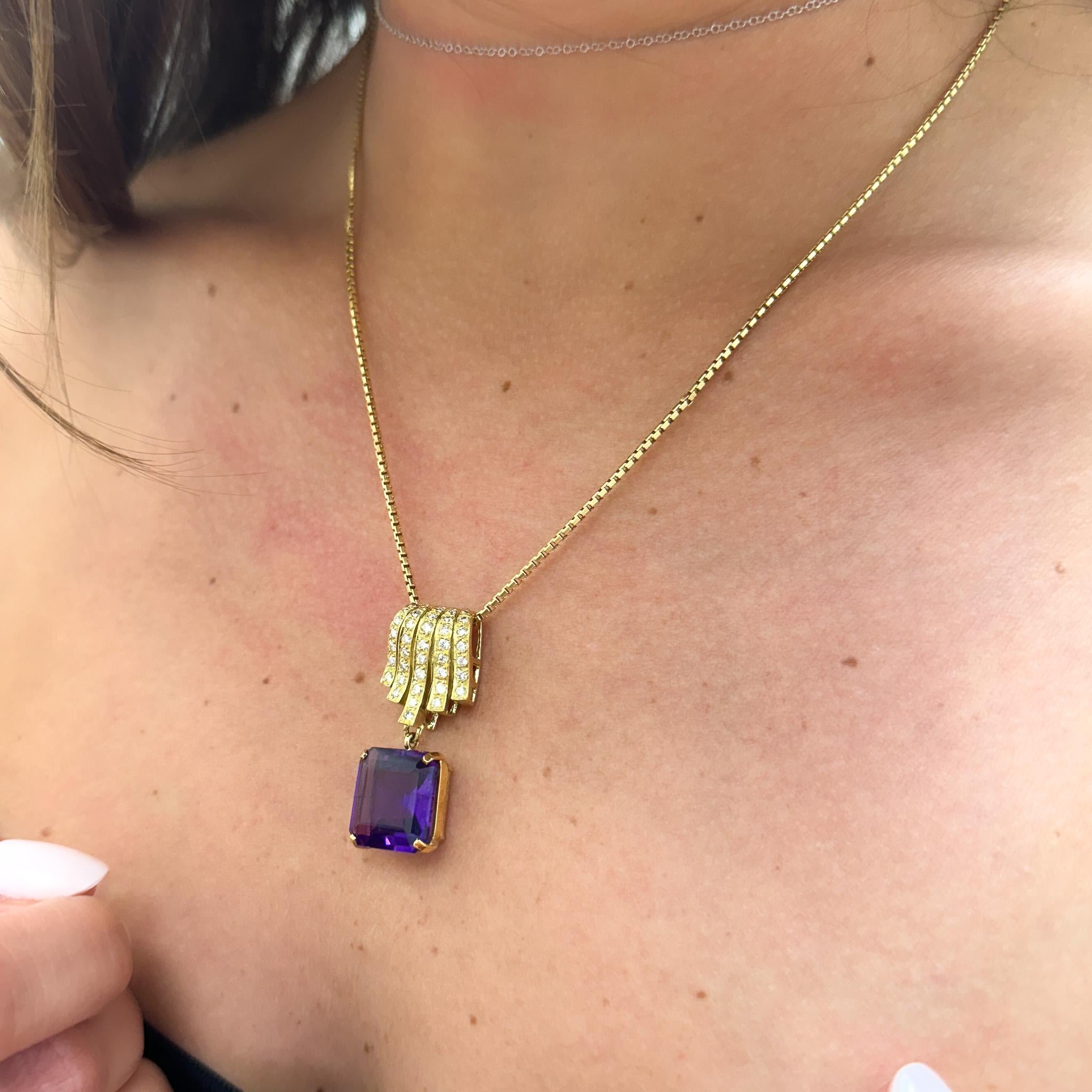 Colgante de gota de oro de 18 quilates con amatista talla esmeralda de 10 quilates y pavé de diamantes Corte esmeralda en venta
