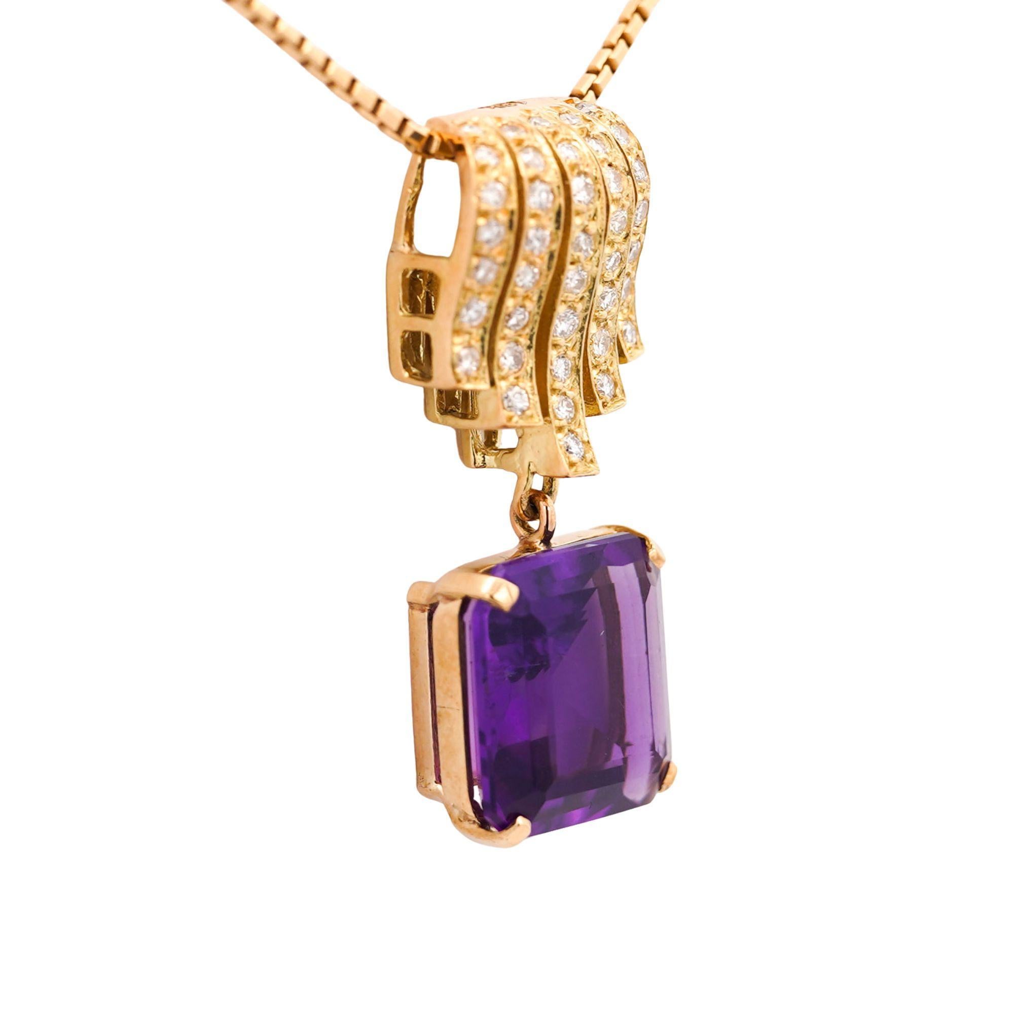 Colgante de gota de oro de 18 quilates con amatista talla esmeralda de 10 quilates y pavé de diamantes en Excelente estado para la venta en Miami, FL