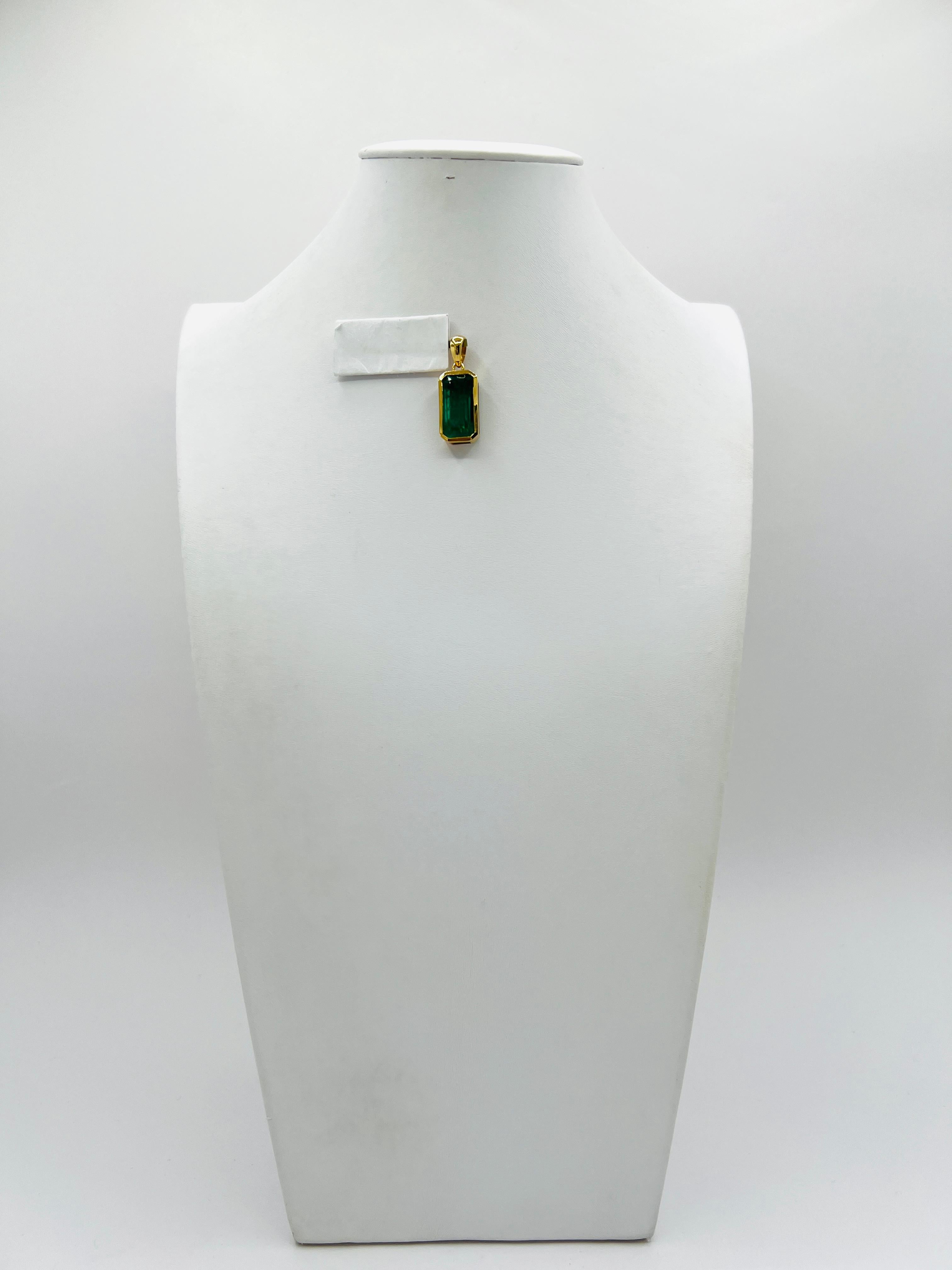 Taille émeraude 10 Carat Emerald Cut Emerald Pendant in 18K Yellow Gold en vente