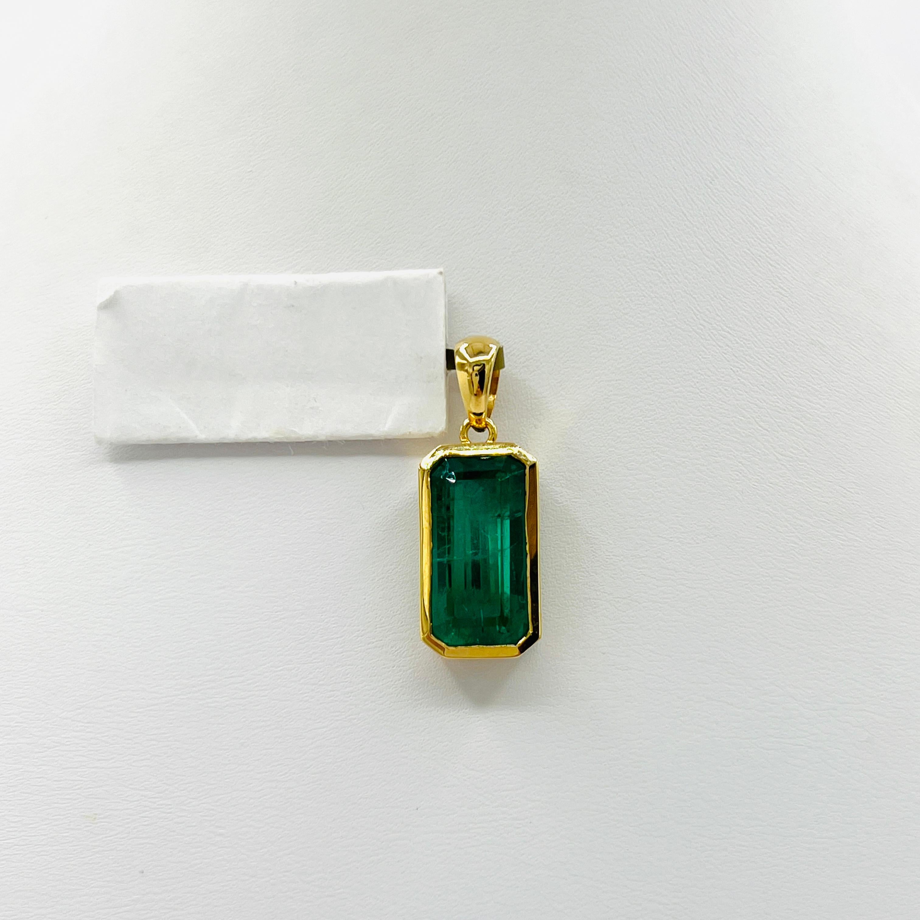 10 Carat Emerald Cut Emerald Pendant in 18K Yellow Gold Unisexe en vente