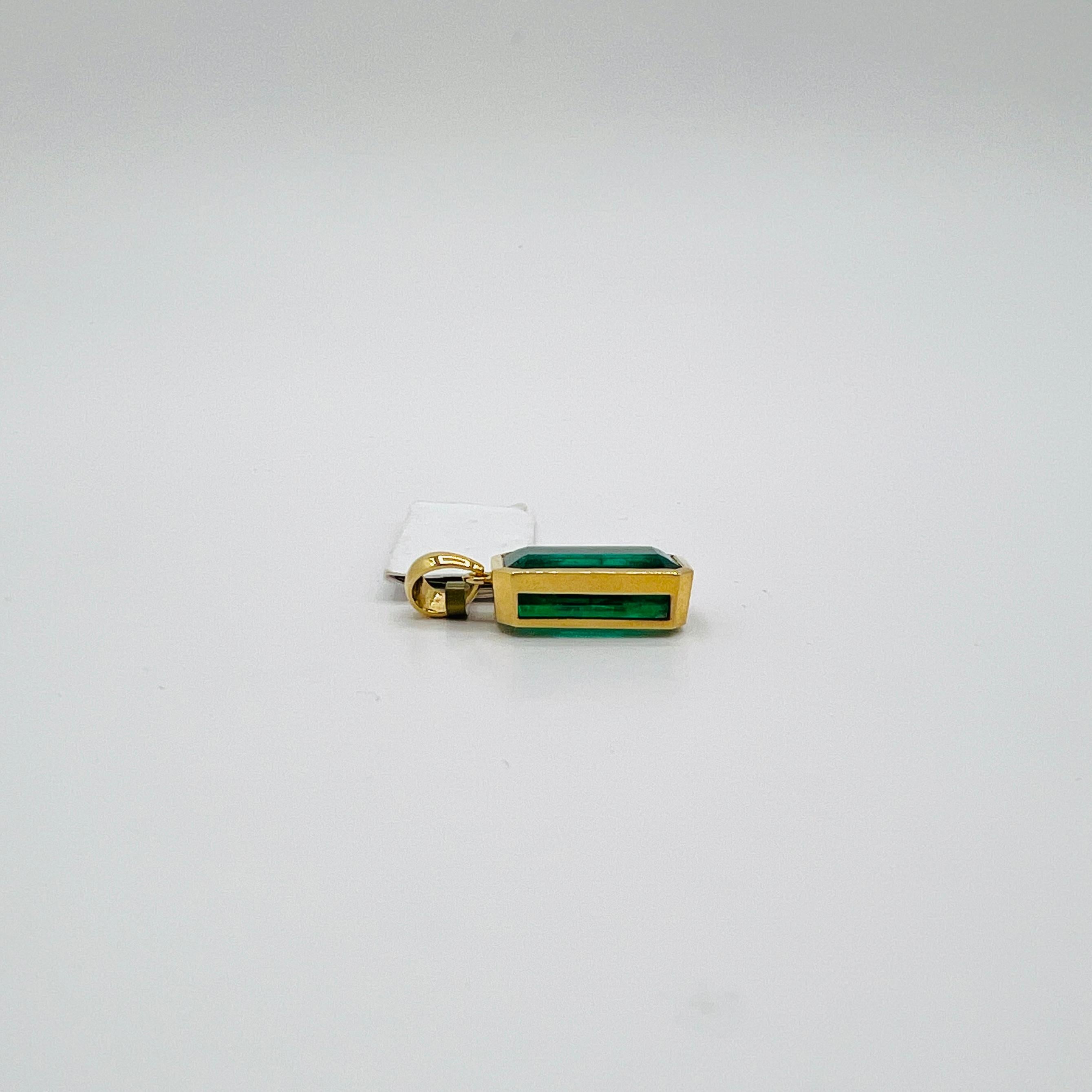 10 Carat Emerald Cut Emerald Pendant in 18K Yellow Gold en vente 1