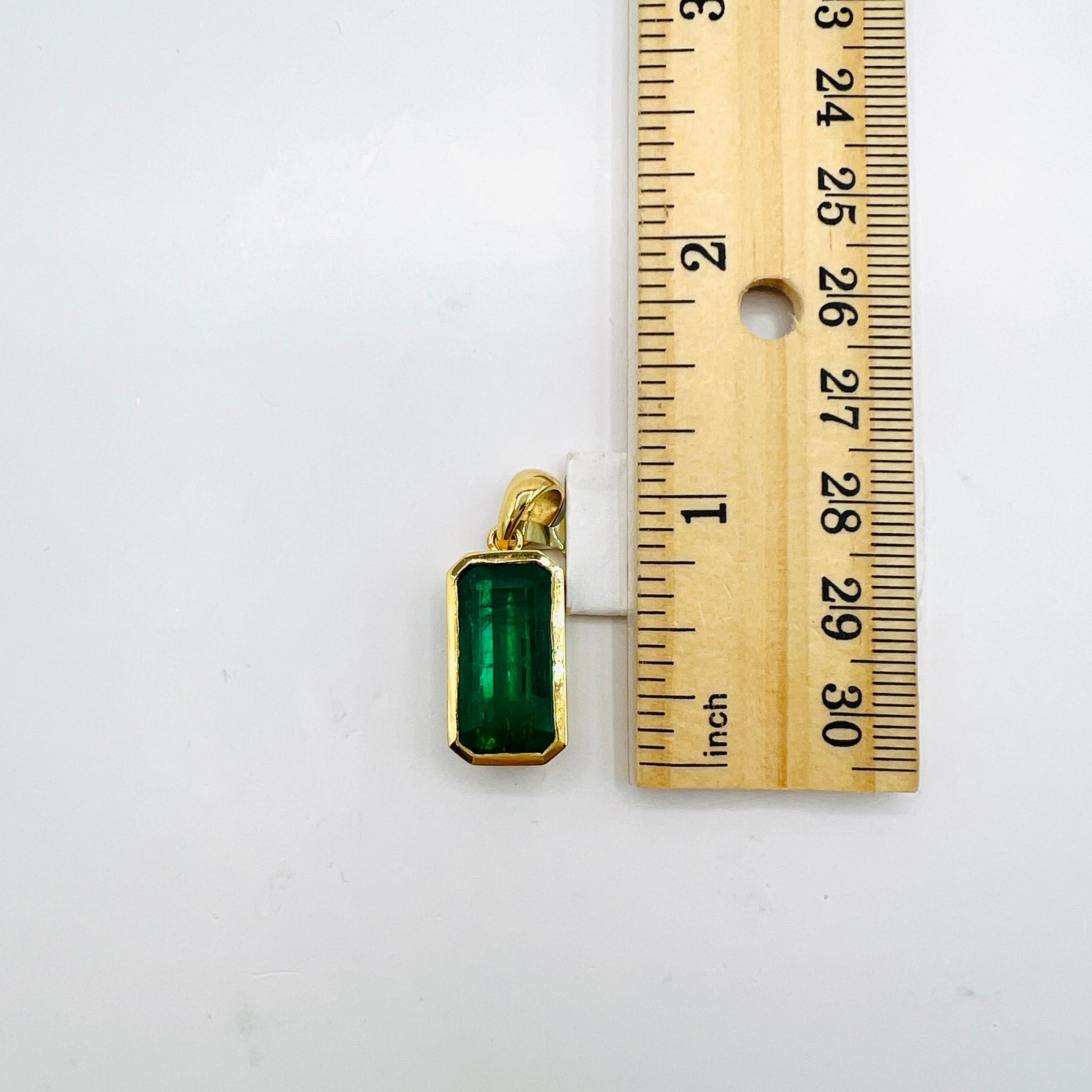 10 Carat Emerald Cut Emerald Pendant in 18K Yellow Gold en vente 2