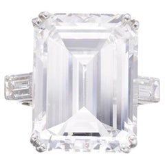 10 Carat Emerald-cut Statement / F color VS 14K White Gold