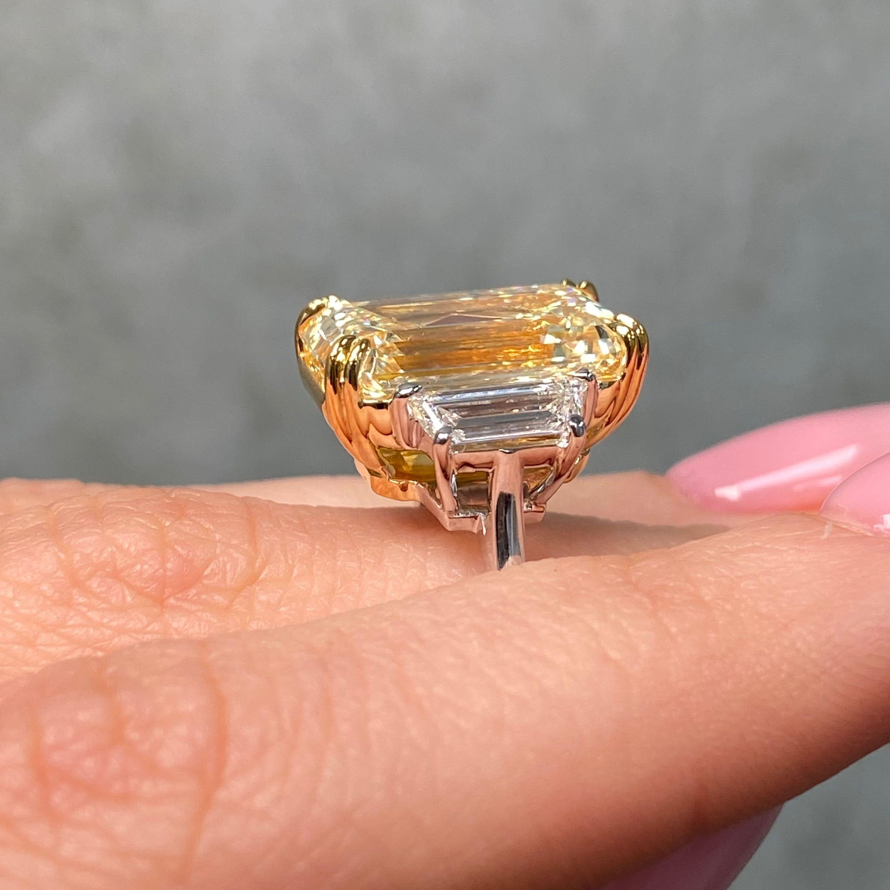 Questo eccezionale anello è incentrato su un diamante giallo chiaro da 10,18 carati con taglio a smeraldo, celebre per la sua geometria allungata e per la sua tonalità morbida e radiosa. Classificata SI1 per la chiarezza, la pietra centrale mostra