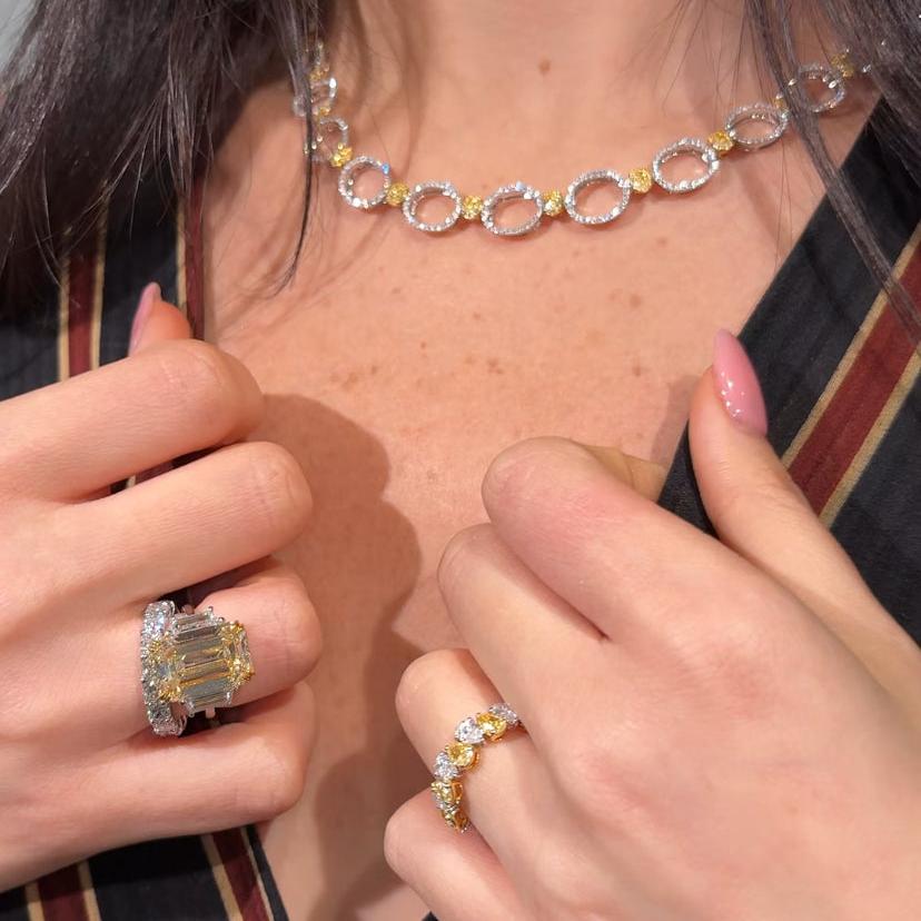 Moderno Anello di fidanzamento con diamante giallo smeraldo da 10 carati in vendita