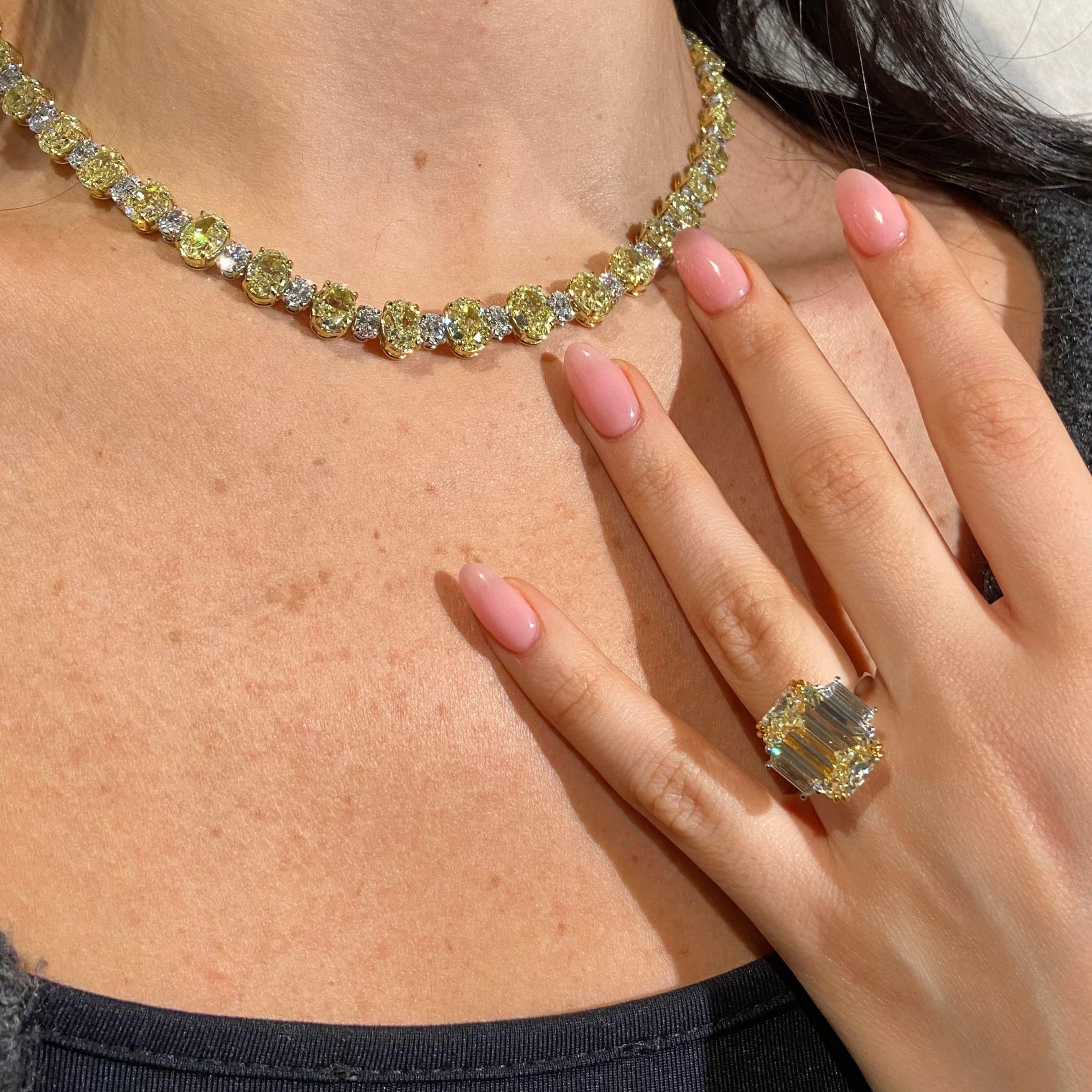 Taglio smeraldo Anello di fidanzamento con diamante giallo smeraldo da 10 carati in vendita