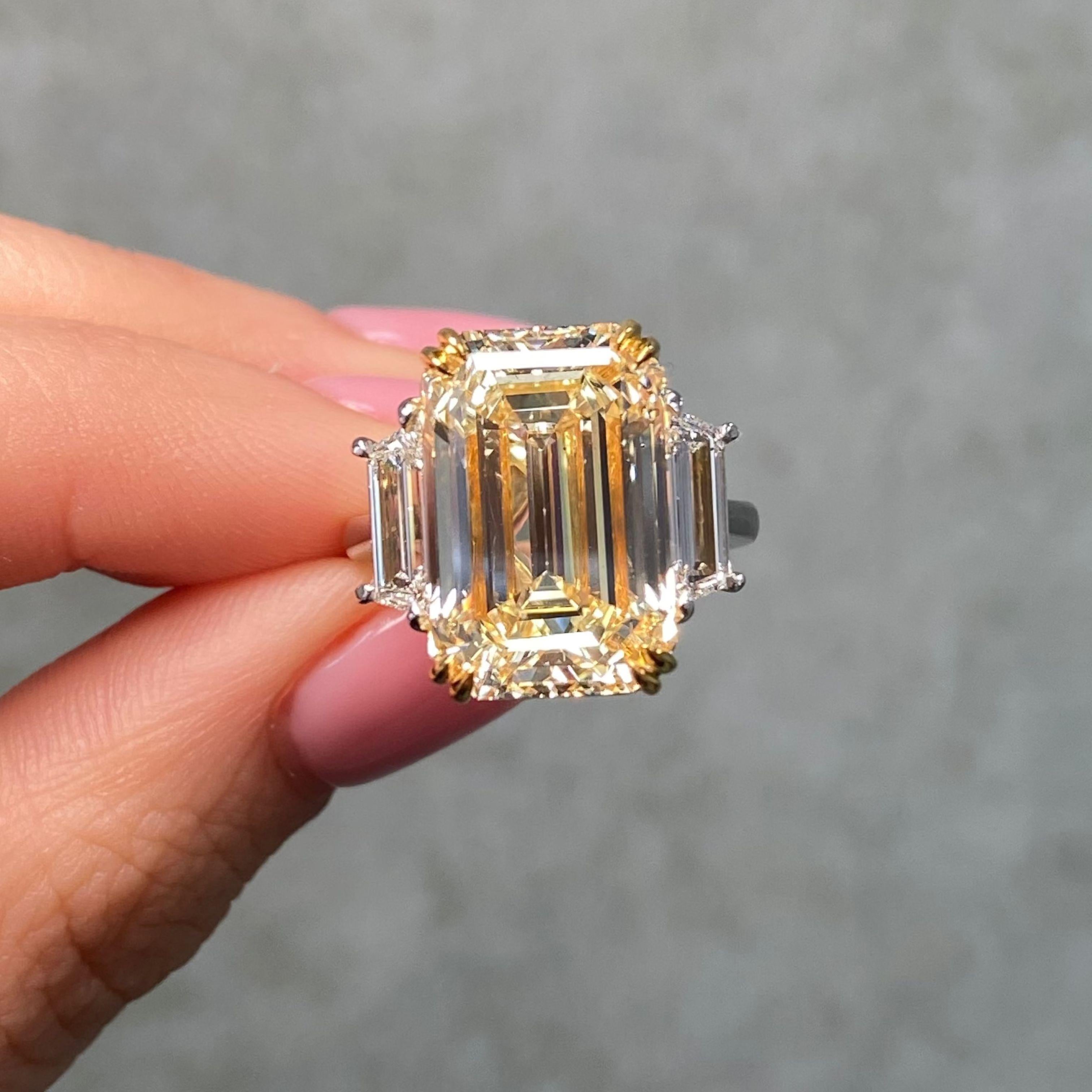 Anello di fidanzamento con diamante giallo smeraldo da 10 carati In condizioni Nuovo in vendita a New York, NY