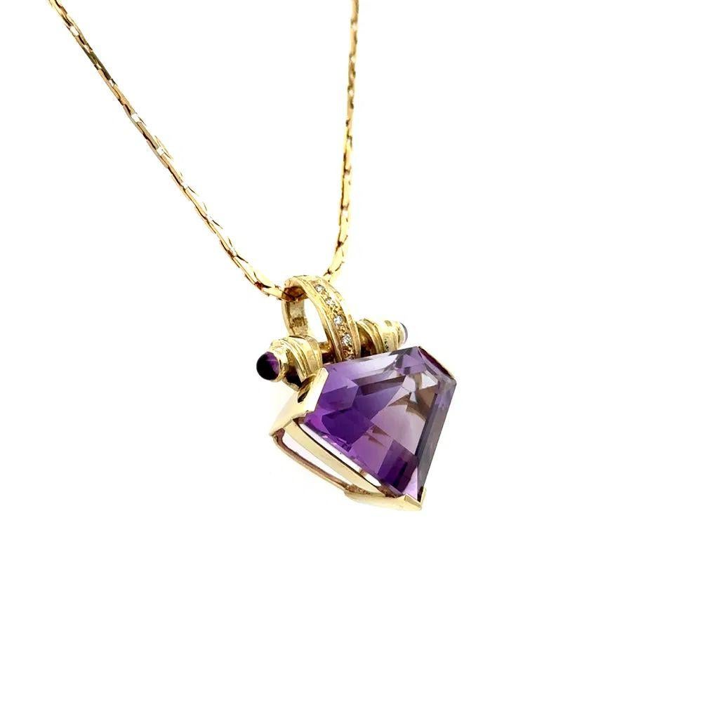 Semplicemente bello! Collana con ciondolo in oro con diamanti e ametista taglio Fancy finemente dettagliato. Con un'ametista dal taglio fantasia incastonata a mano in modo sicuro, del peso di circa 10 carati. Accentuato da diamanti, circa 0,04tcw e