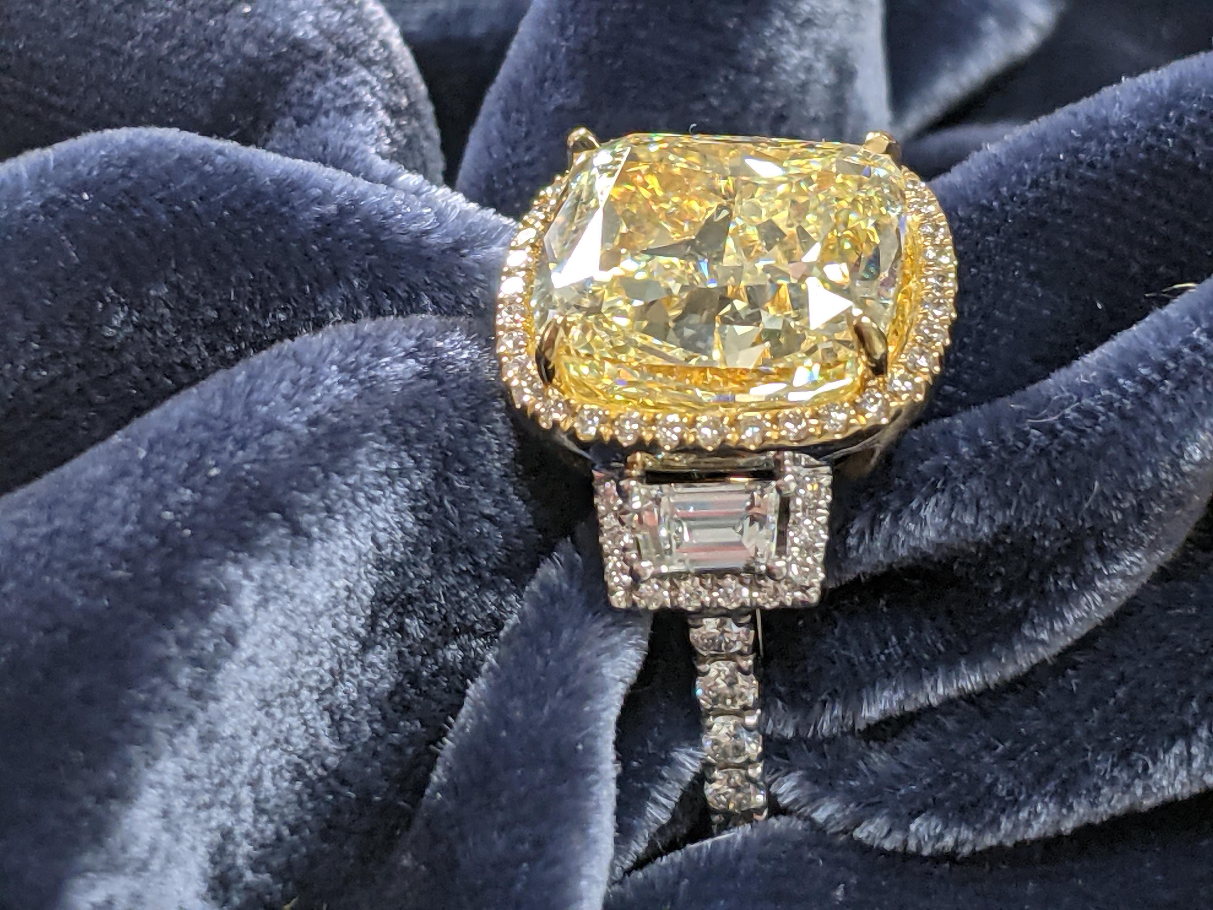 Cushion Cut 10 carat Fancy Light Yellow Diamond Ring VS1. GIA For Sale