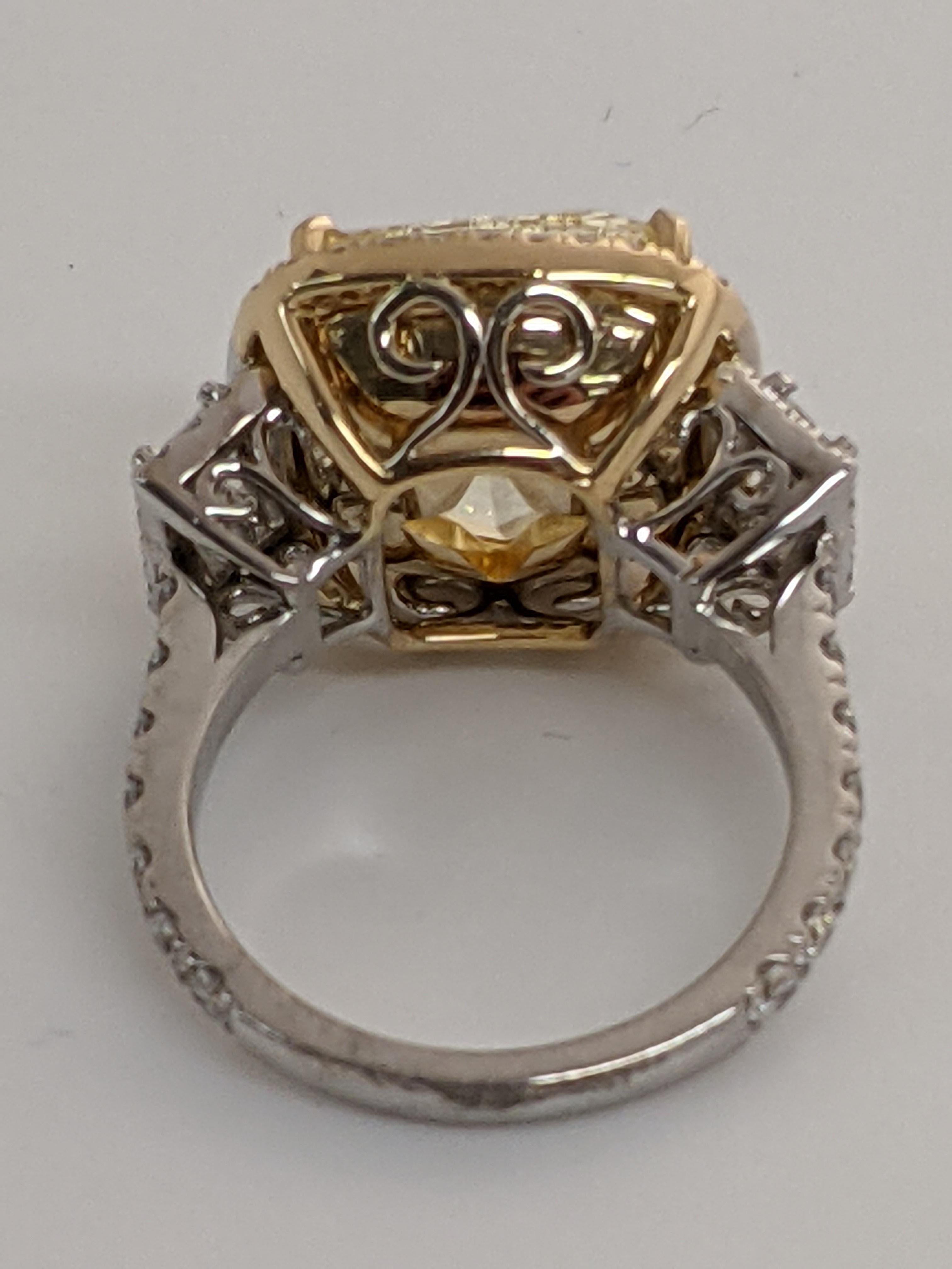 10 carat Fancy Light Yellow Diamond Ring VS1. GIA In New Condition For Sale In New York, NY