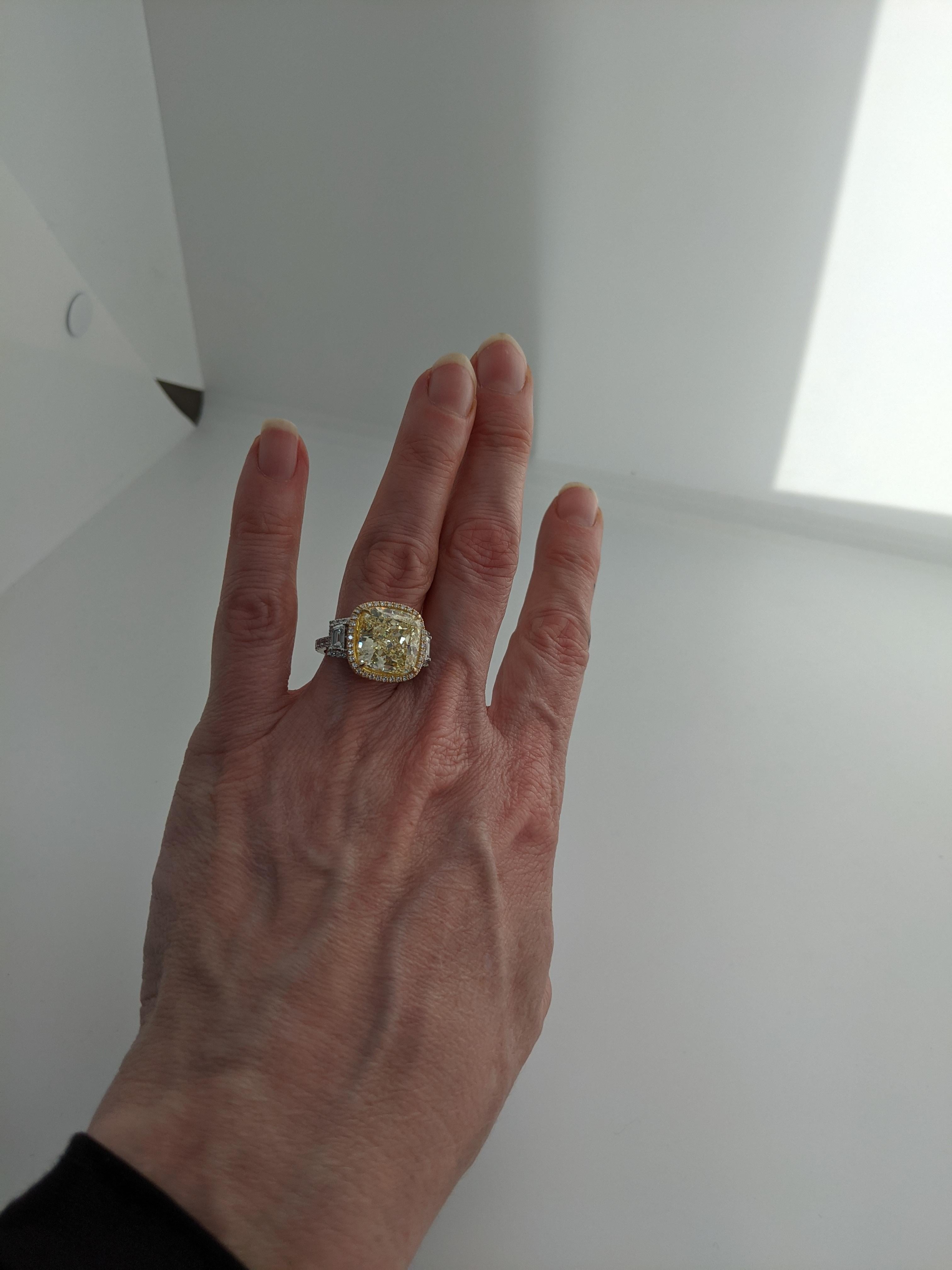Women's 10 carat Fancy Light Yellow Diamond Ring VS1. GIA For Sale