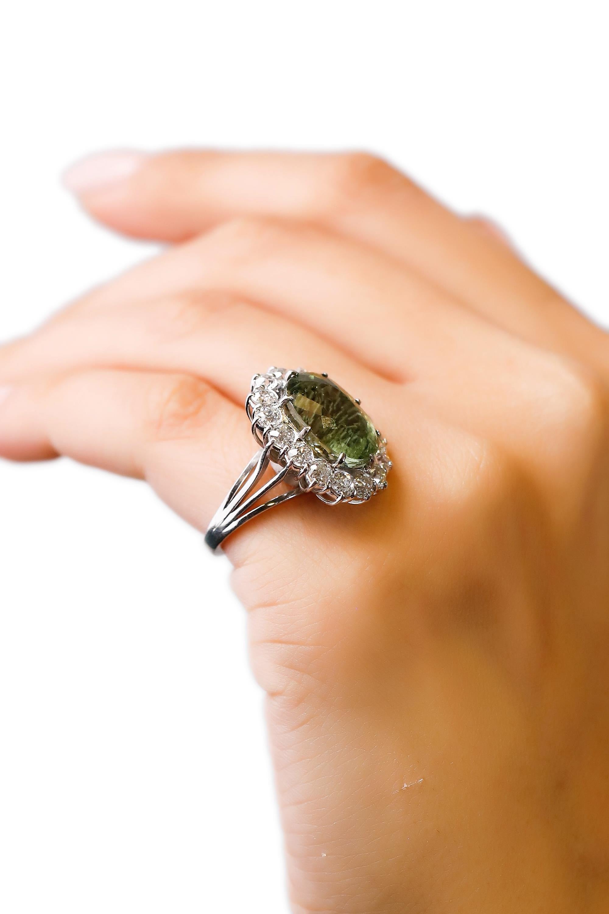 10 Carat Green Tourmaline and Diamond Ring Platinum Solitaire Cocktail Ring In Excellent Condition For Sale In New York, NY