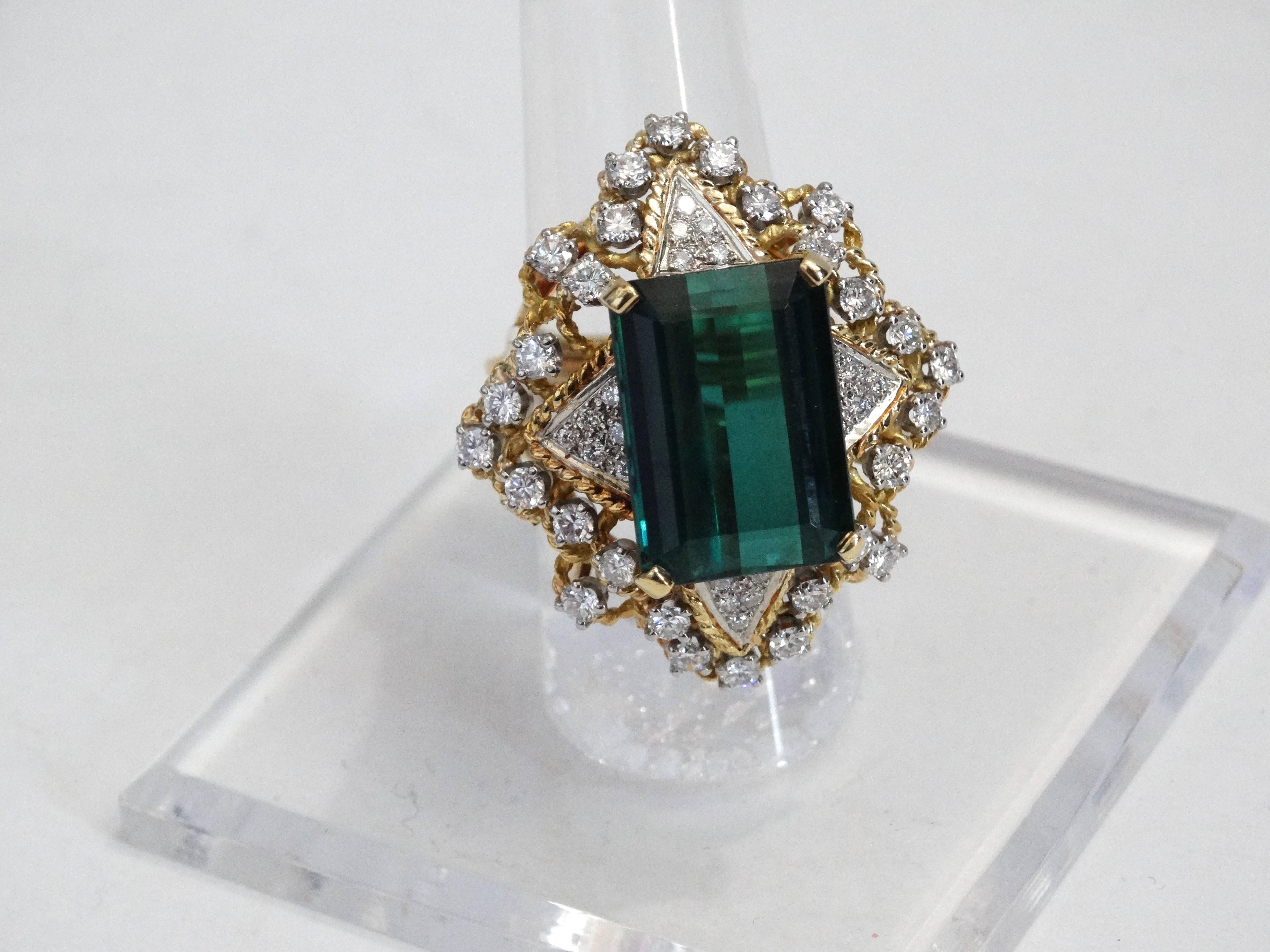 Superbe bague cocktail vintage en tourmaline verte de 10 carats entourée de 27 diamants et de 4 <grappes ( poids total des diamants est de 2 carats) sertie dans une monture unique en or 18 carats, la monture a une belle sensation d'art déco. La