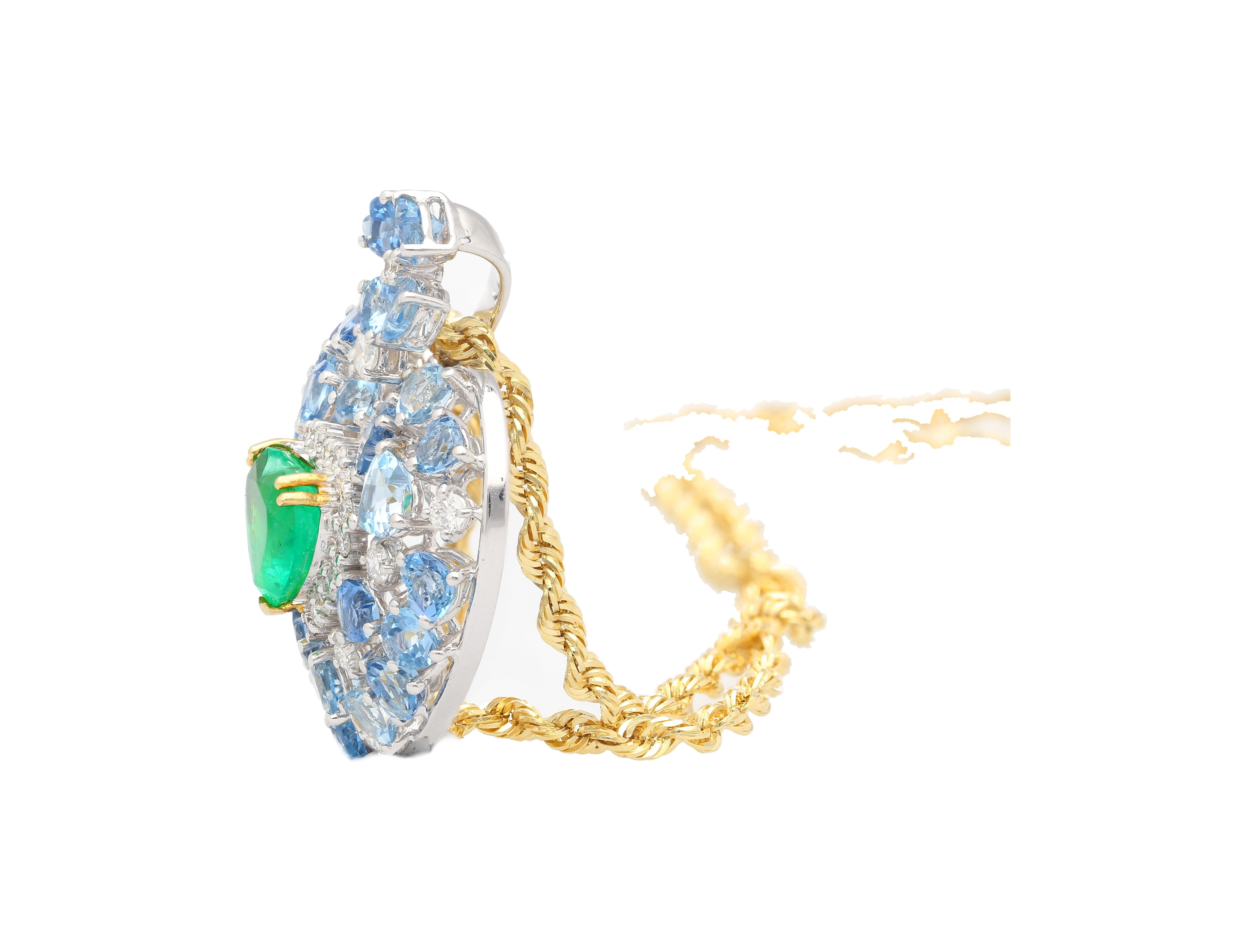 10 Carat Heart-Shape Colombian Emerald, Aquamarine, and Diamond 18K Necklace For Sale 3