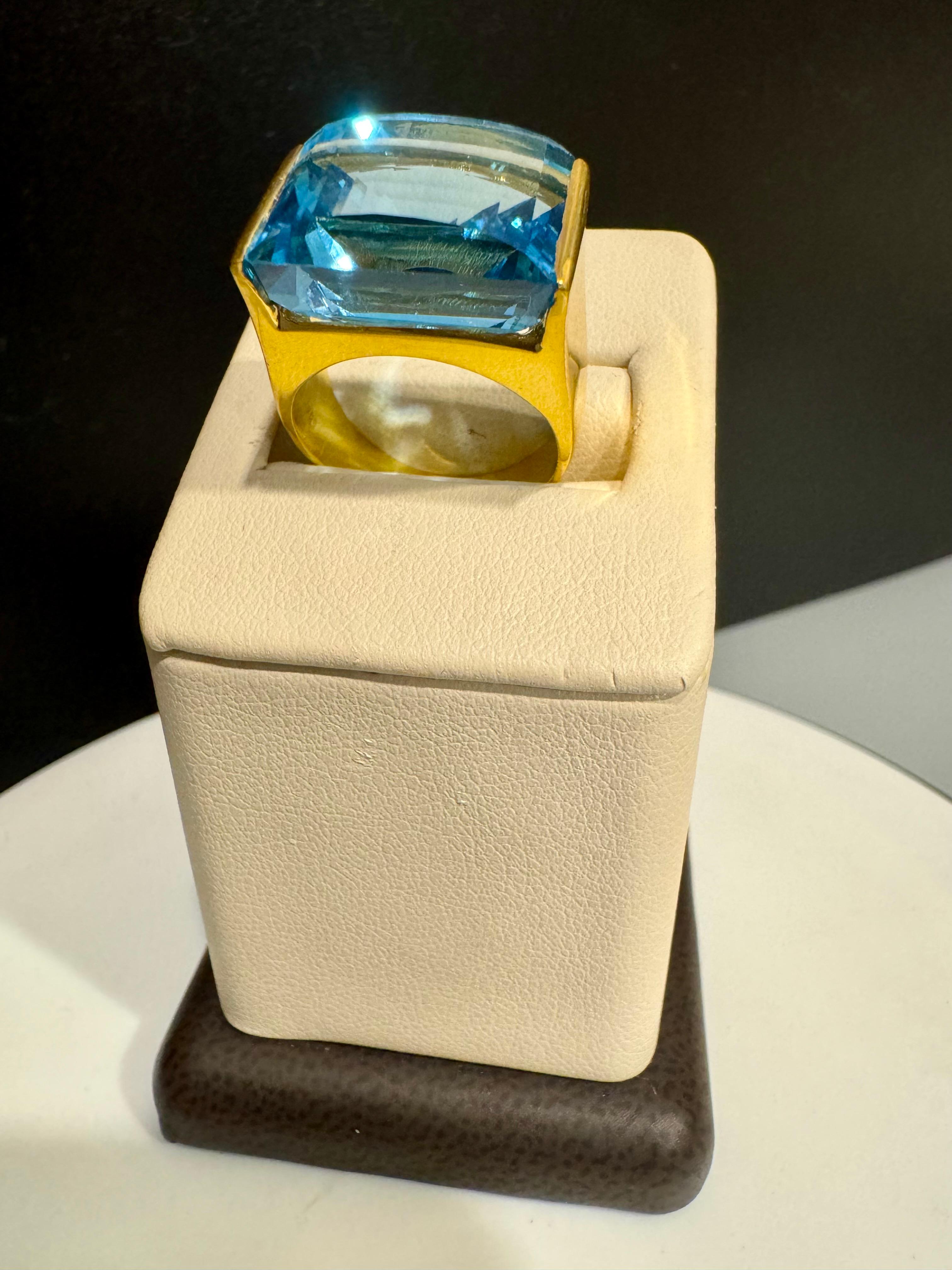 10 Carat Natural Blue Topaz Cocktail Ring 18 Karat Yellow Gold, Estate Size 6.5 5