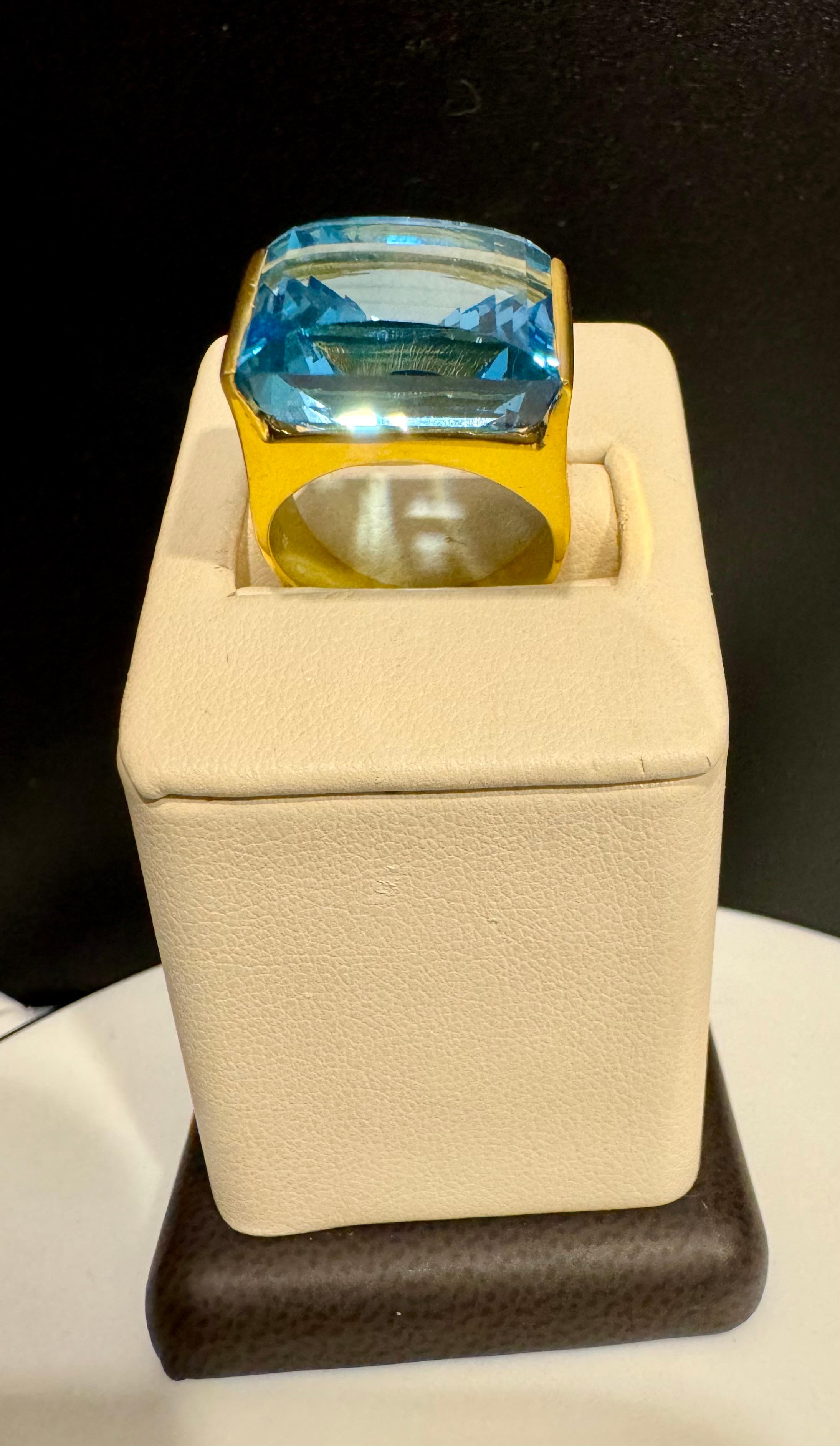10 Carat Natural Blue Topaz Cocktail Ring 18 Karat Yellow Gold, Estate Size 6.5 In Excellent Condition In New York, NY