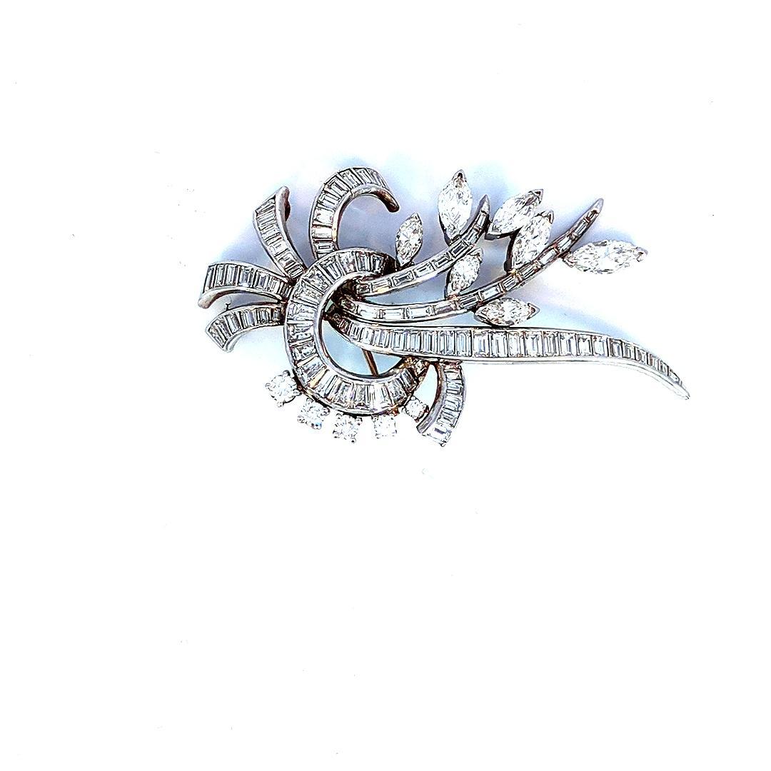 Round Cut 10 Carat Natural Diamond Pin in white Gold with Platinum For Sale