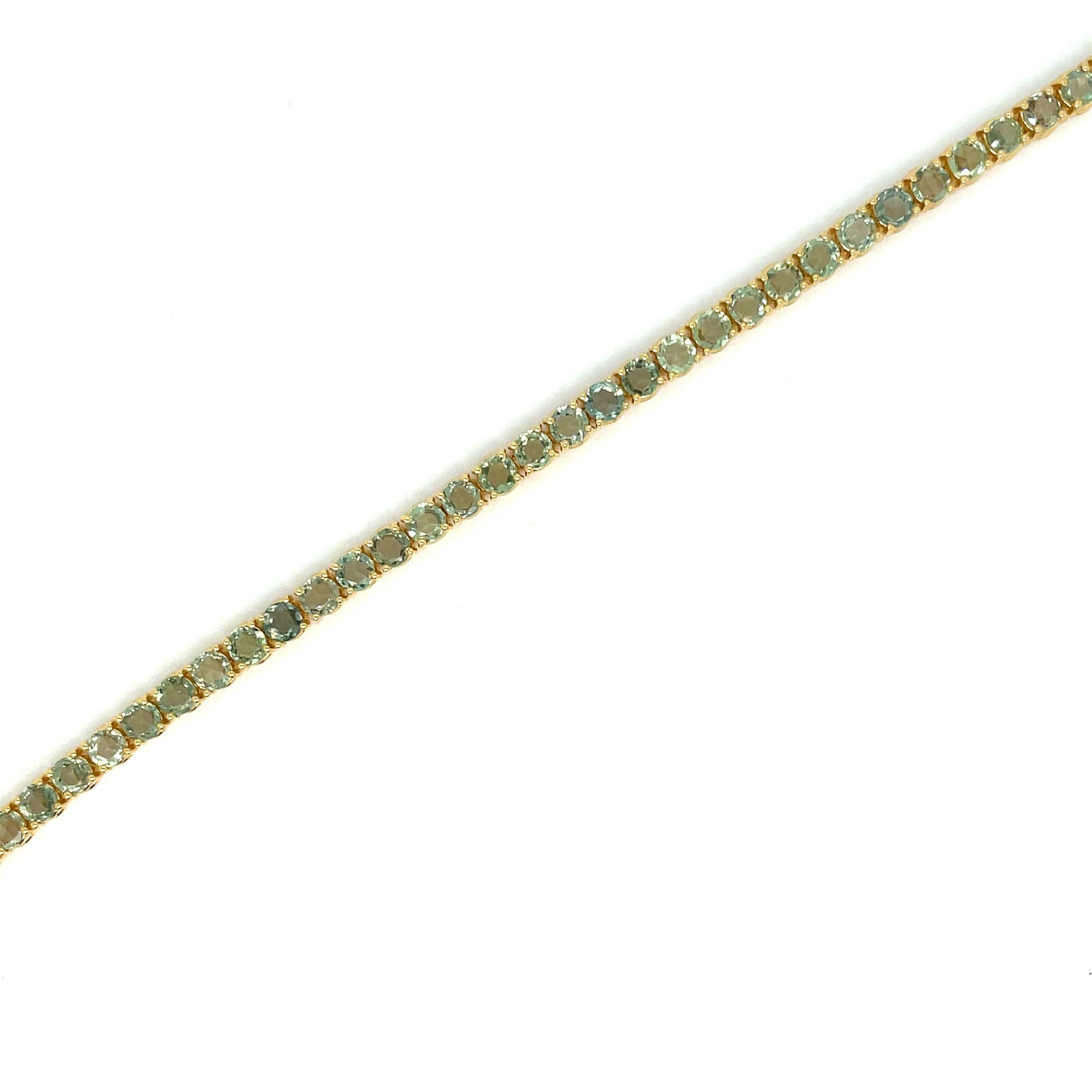 Favoloso e importante bracciale nuovo di zecca in oro giallo massiccio 9 kt con 9,80 carati di zaffiri Greene & Greene tagliati a rosa, del peso di 0,21 carati ciascuno (3,5 mm).
Questo pezzo è stato progettato e realizzato nei nostri laboratori,