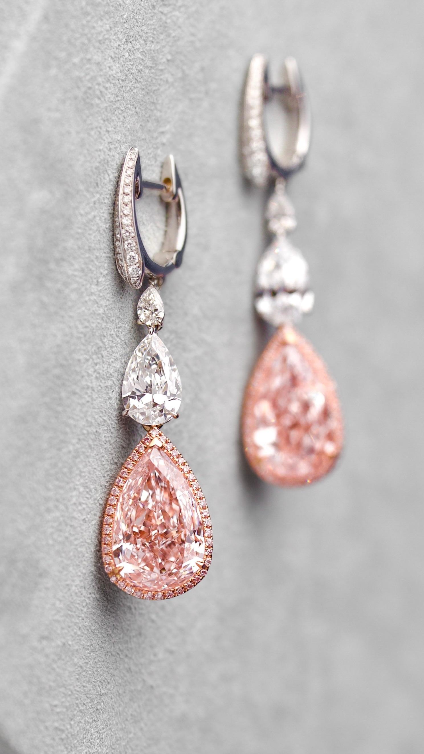 La collezione Novel presenta una squisita serie di orecchini a goccia di diamanti in stile contemporaneo, con un duo centrale di diamanti rosa chiaro con taglio a pera, impeccabilmente abbinati, per un peso complessivo di 10 carati. Questi diamanti