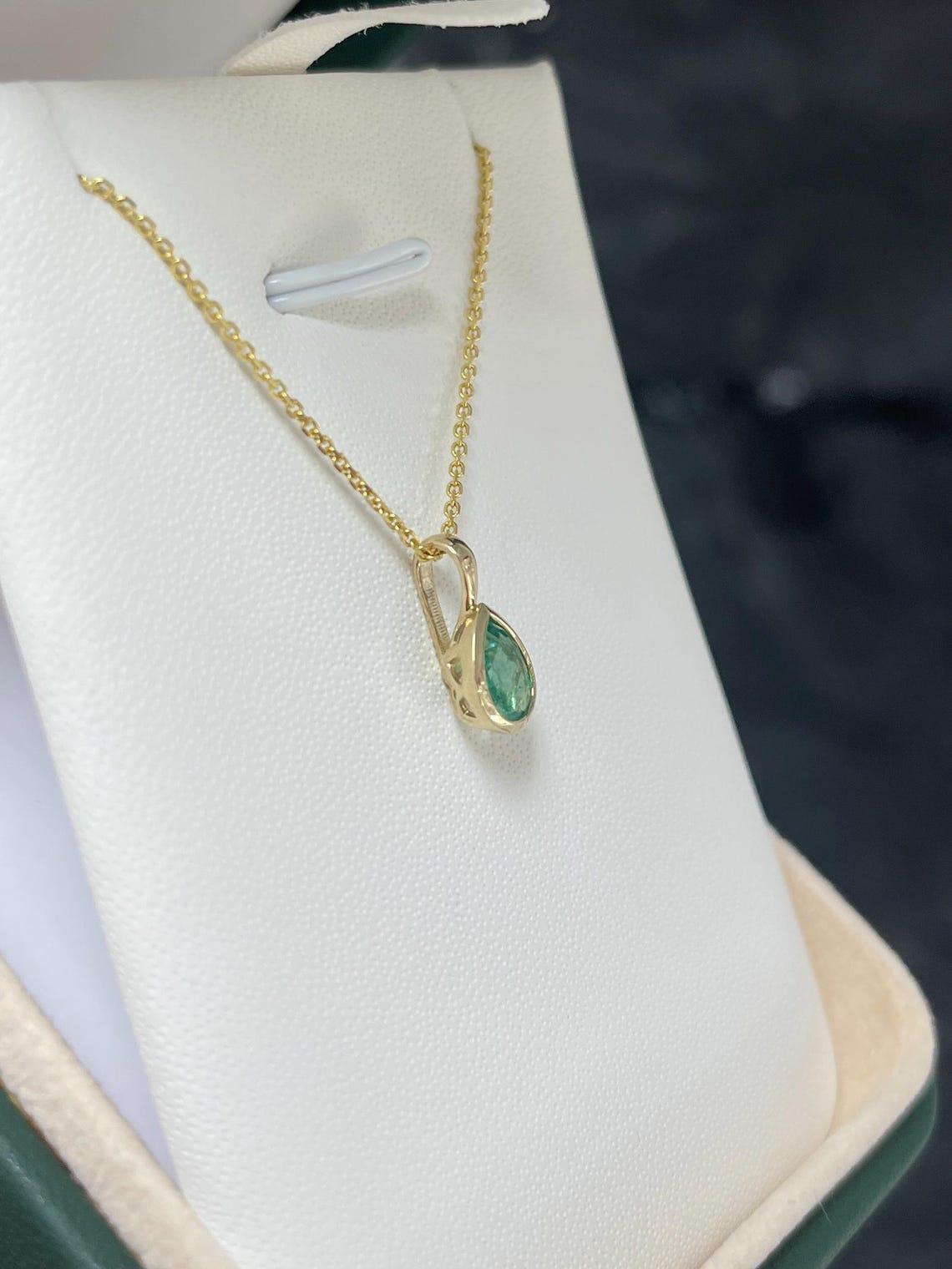 Victorien 1.0 Carat Natural Pear Cut Emerald Solitaire Charm Pendant Bezel Set in Gold en vente