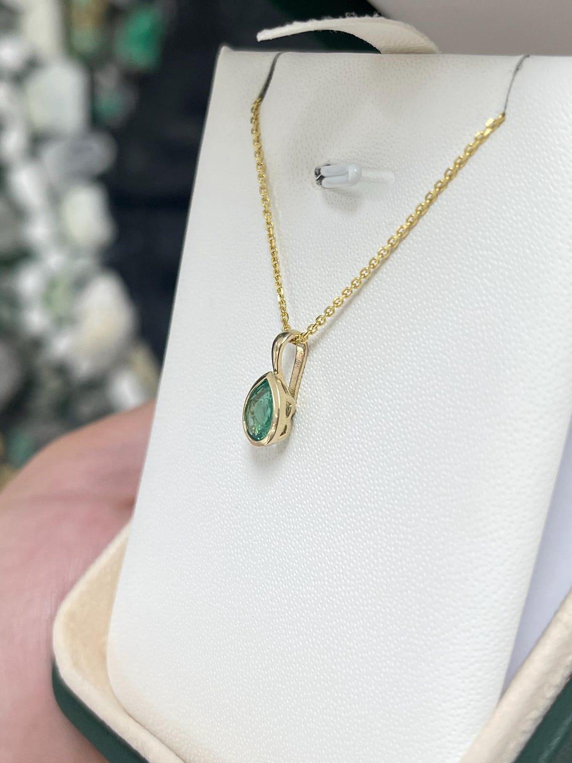 Taille poire 1.0 Carat Natural Pear Cut Emerald Solitaire Charm Pendant Bezel Set in Gold en vente