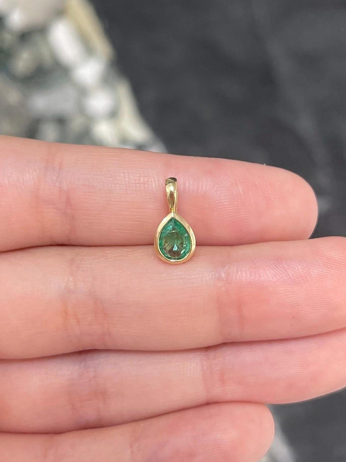 1.0 Carat Natural Pear Cut Emerald Solitaire Charm Pendant Bezel Set in Gold Neuf - En vente à Jupiter, FL