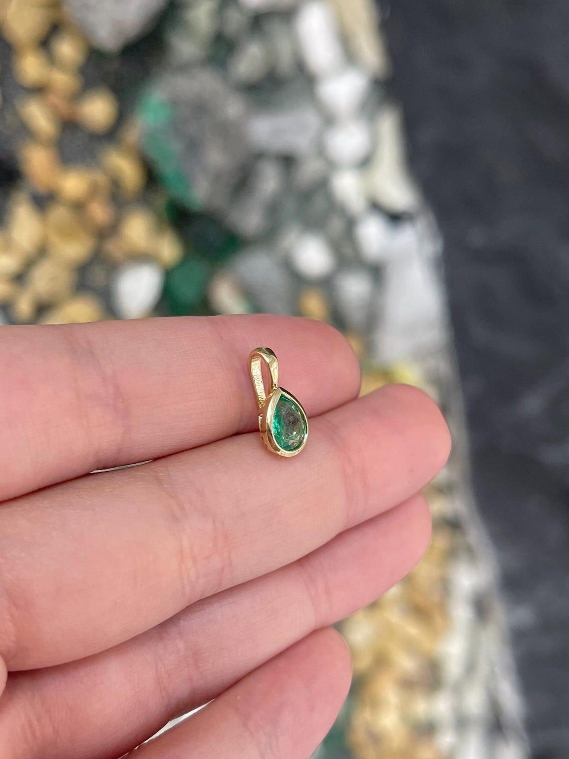 1.0 Carat Natural Pear Cut Emerald Solitaire Charm Pendant Bezel Set in Gold Pour femmes en vente