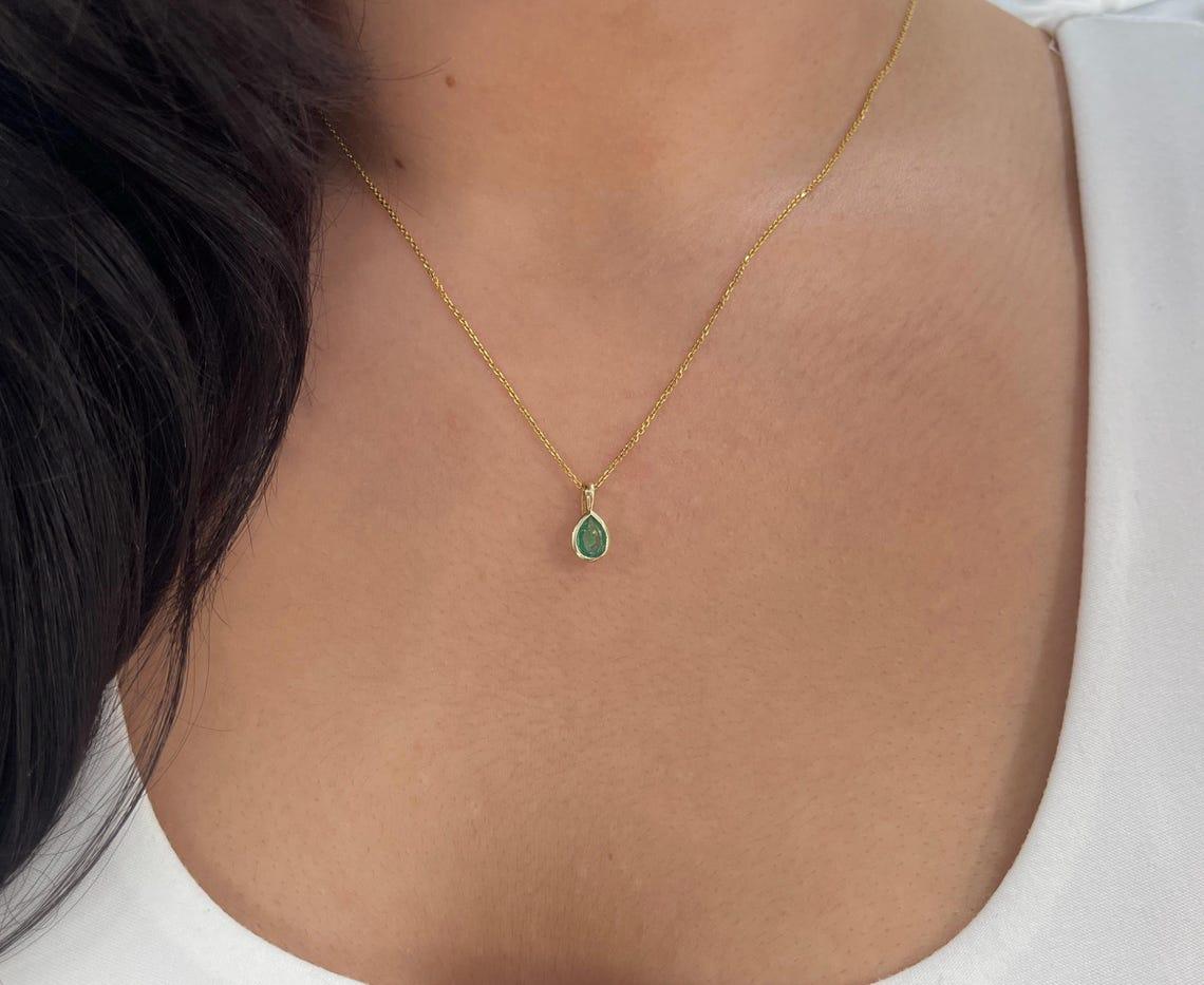 1.0 Carat Natural Pear Cut Emerald Solitaire Charm Pendant Bezel Set in Gold en vente 1