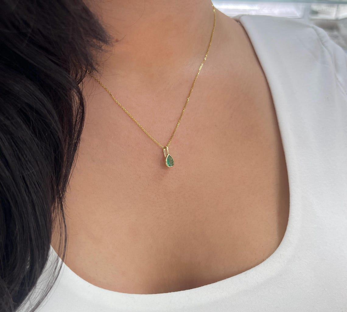 1.0 Carat Natural Pear Cut Emerald Solitaire Charm Pendant Bezel Set in Gold en vente 2