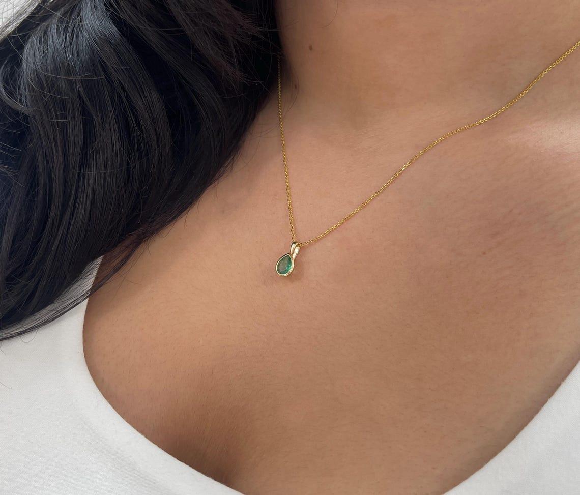 1.0 Carat Natural Pear Cut Emerald Solitaire Charm Pendant Bezel Set in Gold en vente 3