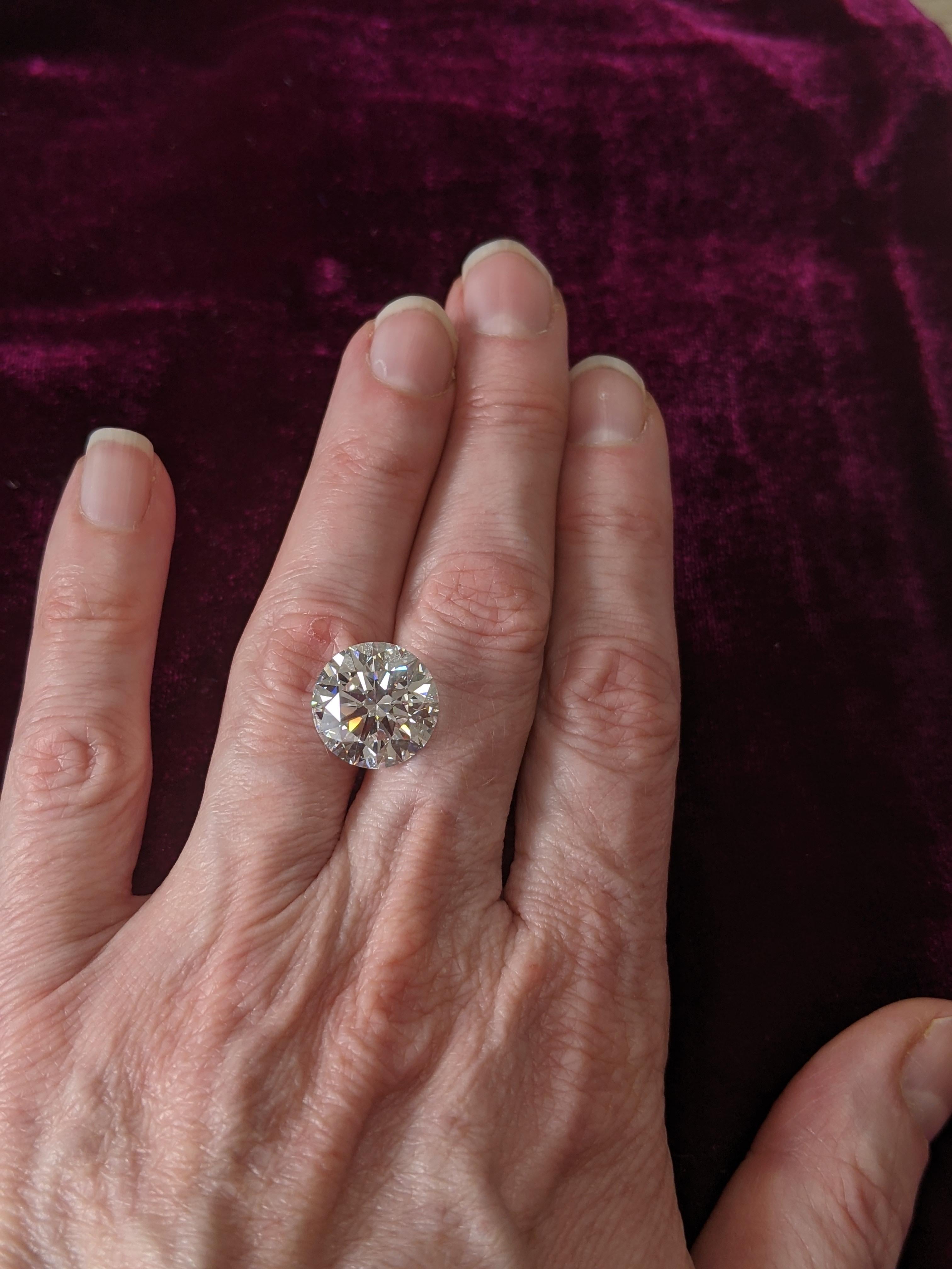 Dieser wunderschöne 10+ Karat runde Brillant mit dreifachem EXCELLENT (die höchsten Schliffgrade) hat eine außergewöhnliche Farbe F und Klarheit VVS2 und ist bereit, in die Fassung Ihrer Wahl montiert zu werden.   In unserem Diamantenschleifbüro in