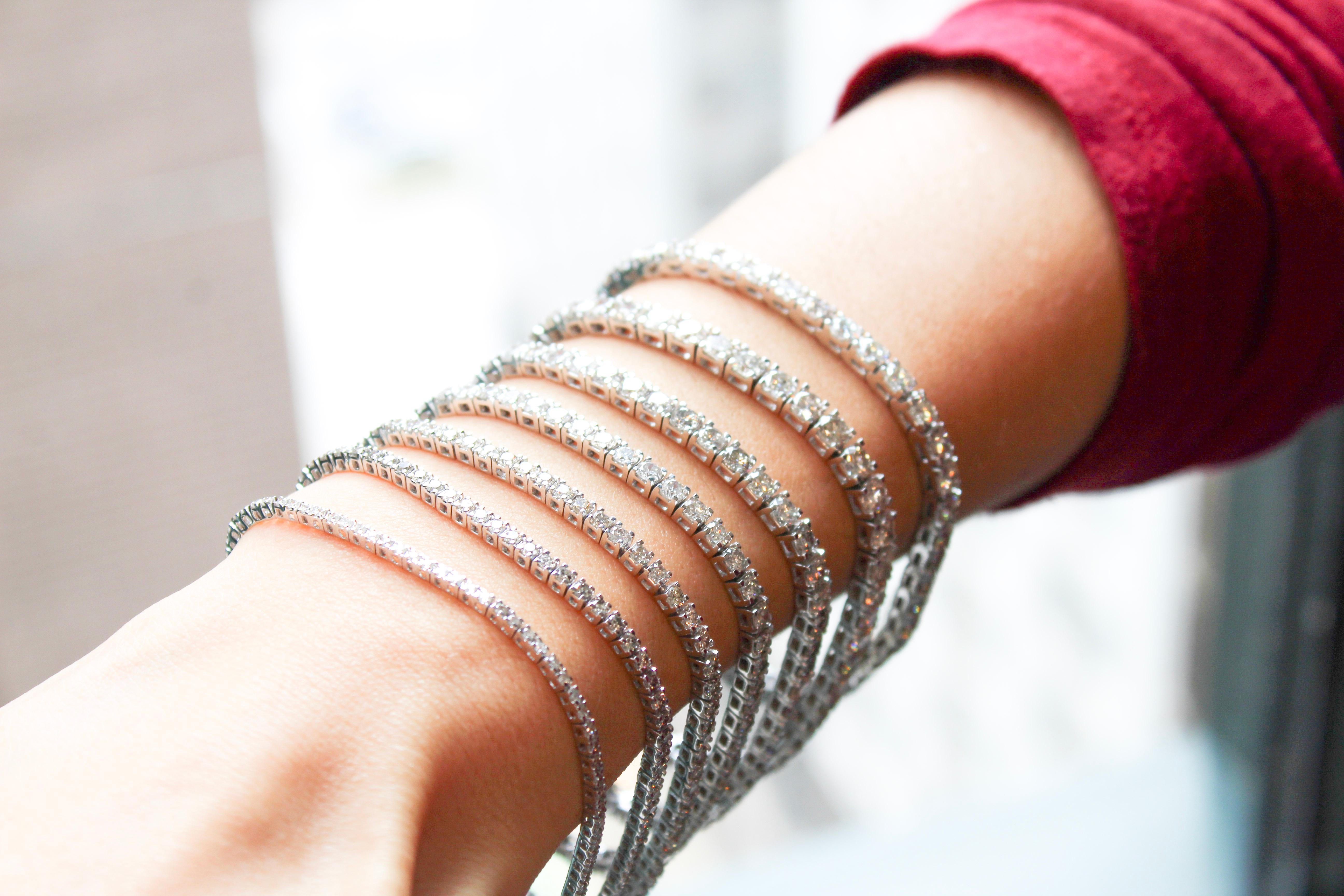 Pulsera de tenis de 4 puntas con diamantes redondos naturales de 10 quilates en oro blanco de 14k Contemporáneo en venta