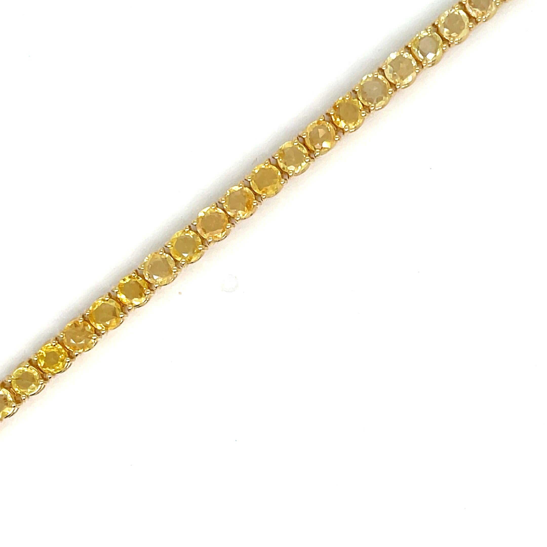 Favoloso e importante bracciale nuovo di zecca realizzato in oro giallo massiccio 9 kt e incastonato con 8,60 carati di zaffiri gialli naturali vividi a taglio rosa, del peso di 0,18 carati ciascuno (3,2 mm).
Questo pezzo è stato progettato e