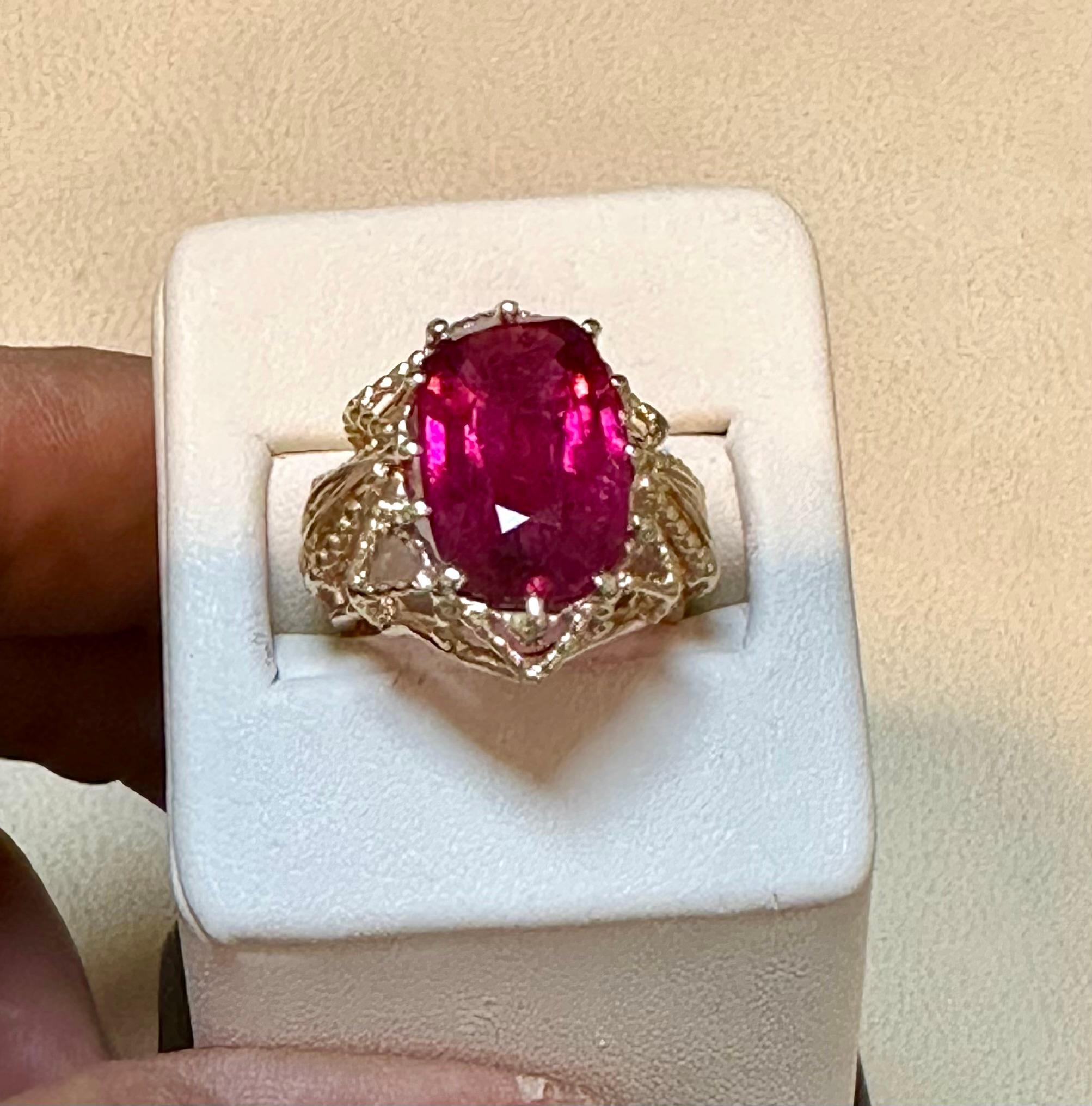 10 Carat Oval Cut Natural Pink Tourmaline 14 Karat Yellow Gold Ring In Excellent Condition For Sale In New York, NY