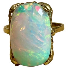 10 Carat Oval Shape Opal Cocktail Ring 14 Karat Yellow Gold, Estate