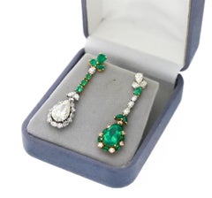 Pendants d'oreilles en or 18 carats avec émeraude miroir et diamants taille poire de 10 carats