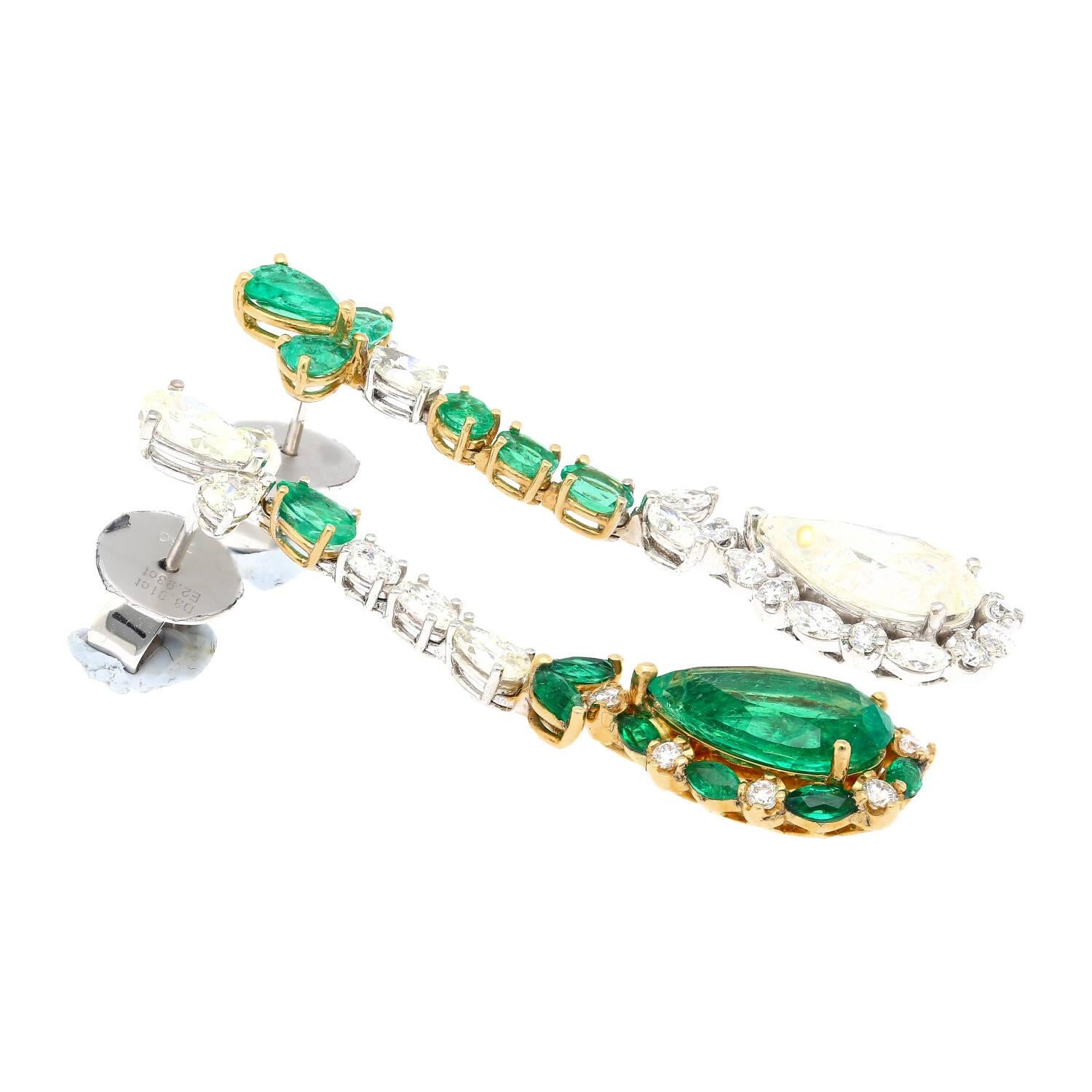 10 Karat verspiegelte Smaragd- und Diamant-Tropfen-Ohrringe aus 18 Karat Gold mit Birnenschliff im Zustand „Neu“ im Angebot in Miami, FL