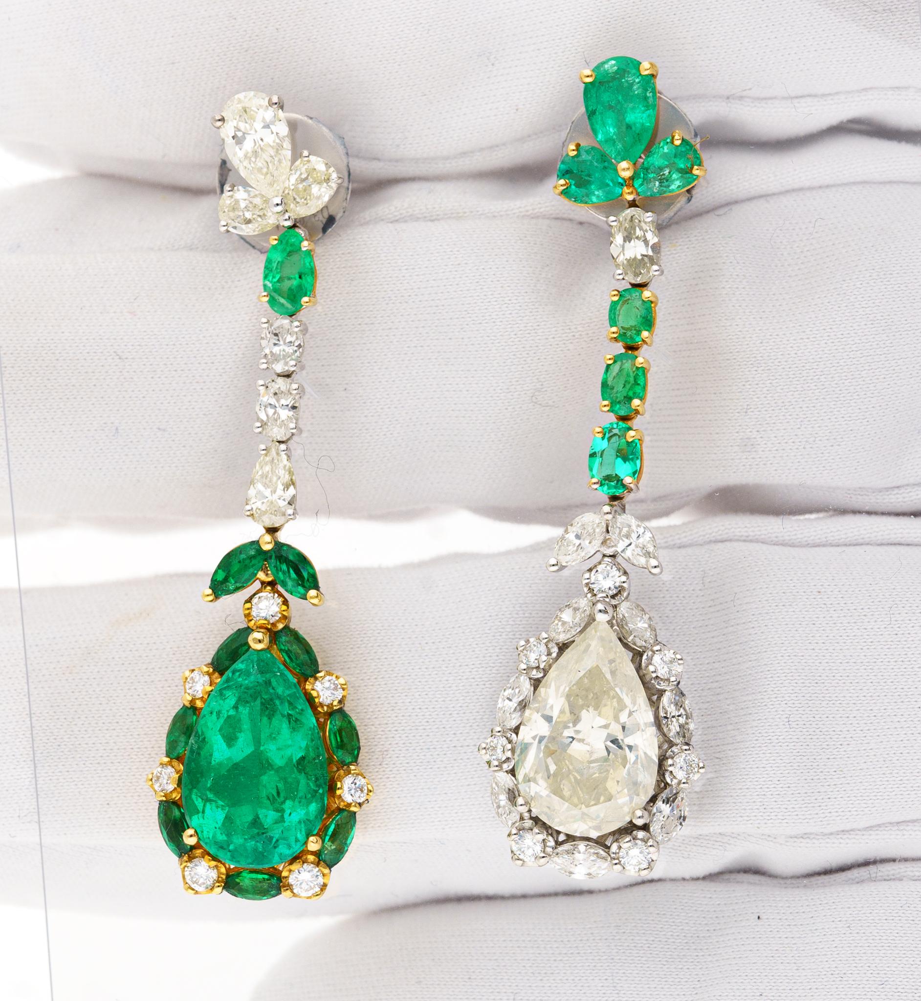 10 Karat verspiegelte Smaragd- und Diamant-Tropfen-Ohrringe aus 18 Karat Gold mit Birnenschliff (Moderne) im Angebot