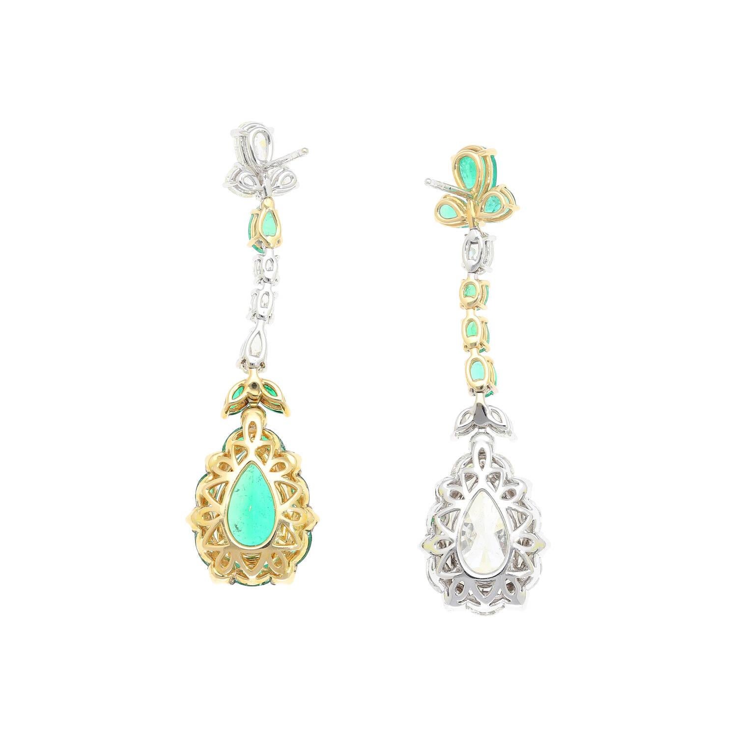 Modern 10 Carat Pear Cut Mirrored Emerald and Diamond Drop Earrings in 18k Gold For Sale