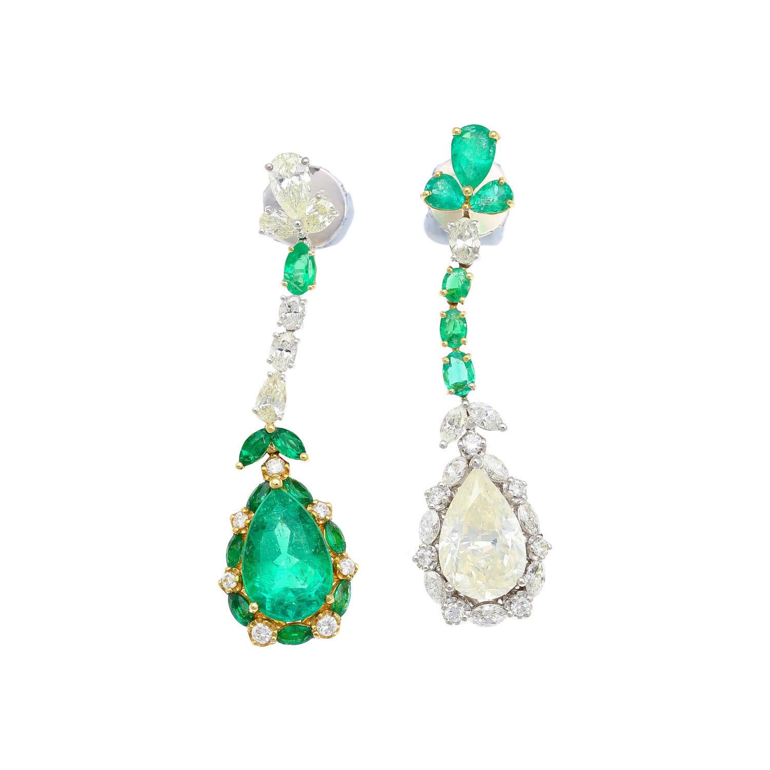 10 Carat Pear Cut Mirrored Emerald and Diamond Drop Earrings in 18k Gold In New Condition For Sale In Miami, FL