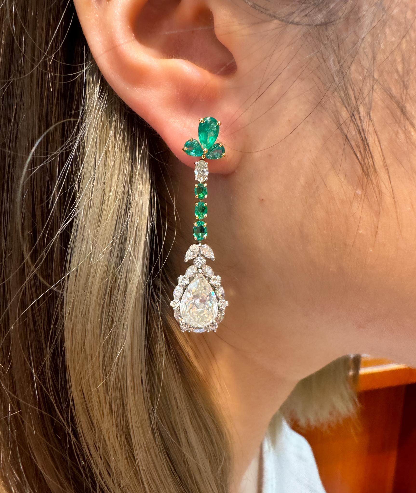 Women's 10 Carat Pear Cut Mirrored Emerald and Diamond Drop Earrings in 18k Gold For Sale