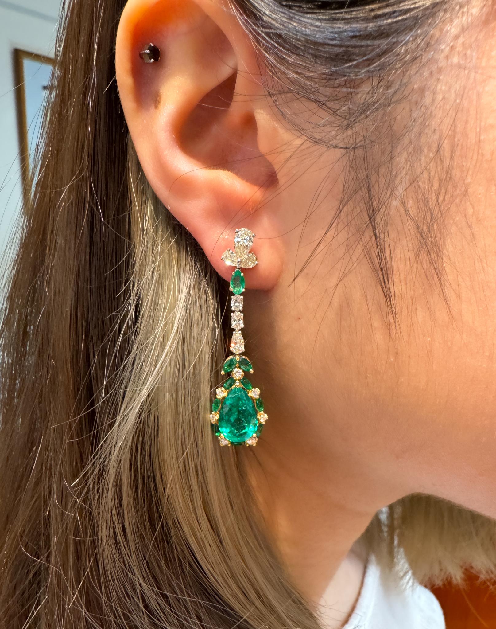 10 Carat Pear Cut Mirrored Emerald and Diamond Drop Earrings in 18k Gold For Sale 1