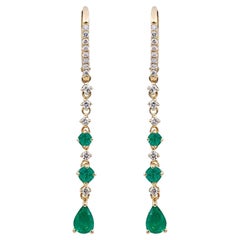 Boucles d'oreilles en or jaune 14 carats avec émeraude taille ronde en poire de 1,0 carat et accents de diamants.