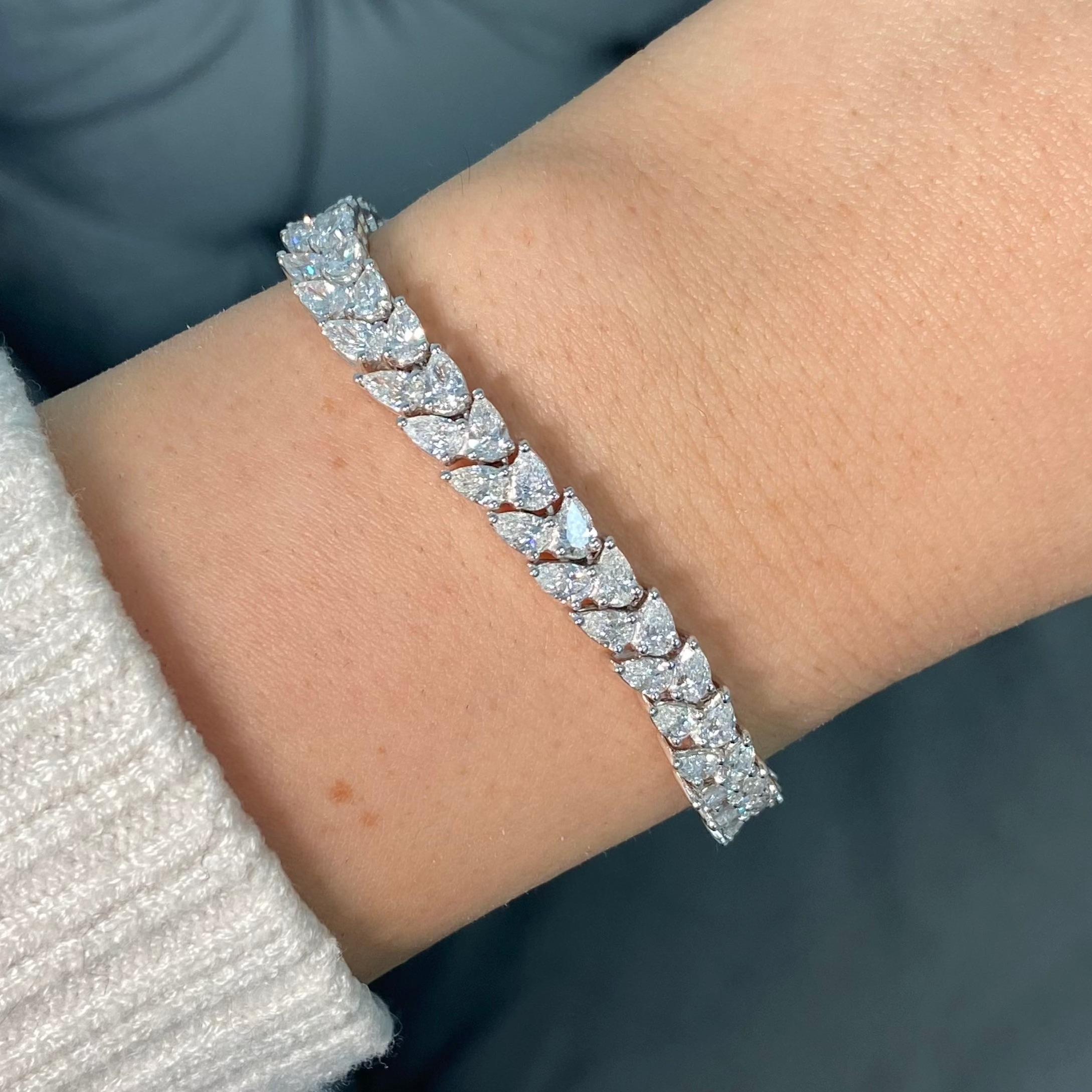 10,48 Karat Gesamt
78 birnenförmige Diamanten
D-F Farbe
VVS-VS Klarheit 
Gefertigt aus 18k Weißgold
Handgefertigt in NYC

Dieses Stück kann vor dem Kauf in unserem Ausstellungsraum in NYC oder bei einem unserer Einzelhandelspartner im ganzen Land