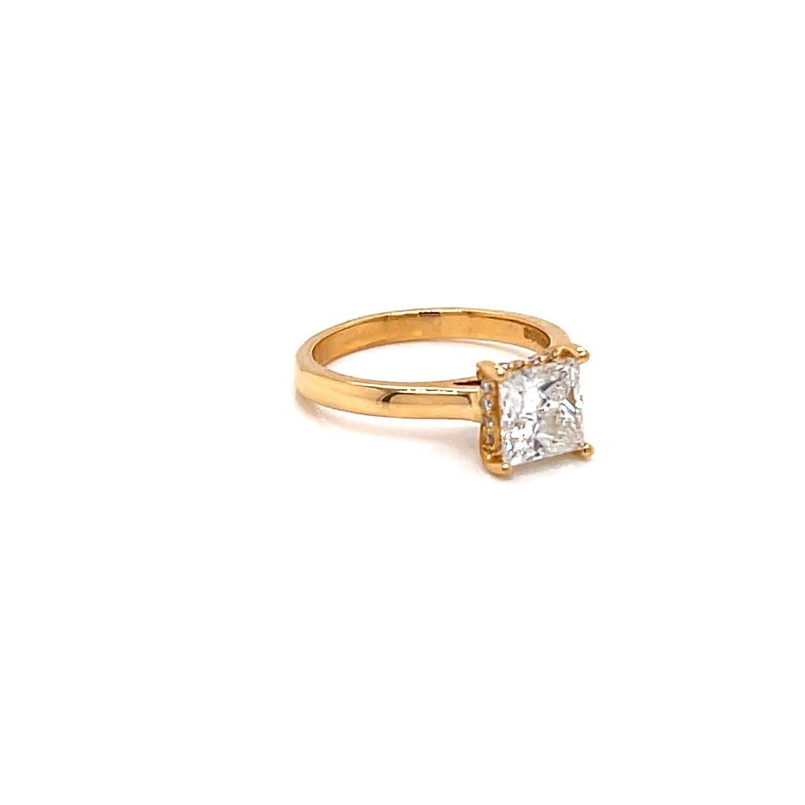 Contemporain Bague en or jaune 18 carats, diamant taille princesse de 1,0 carat avec halo caché en vente